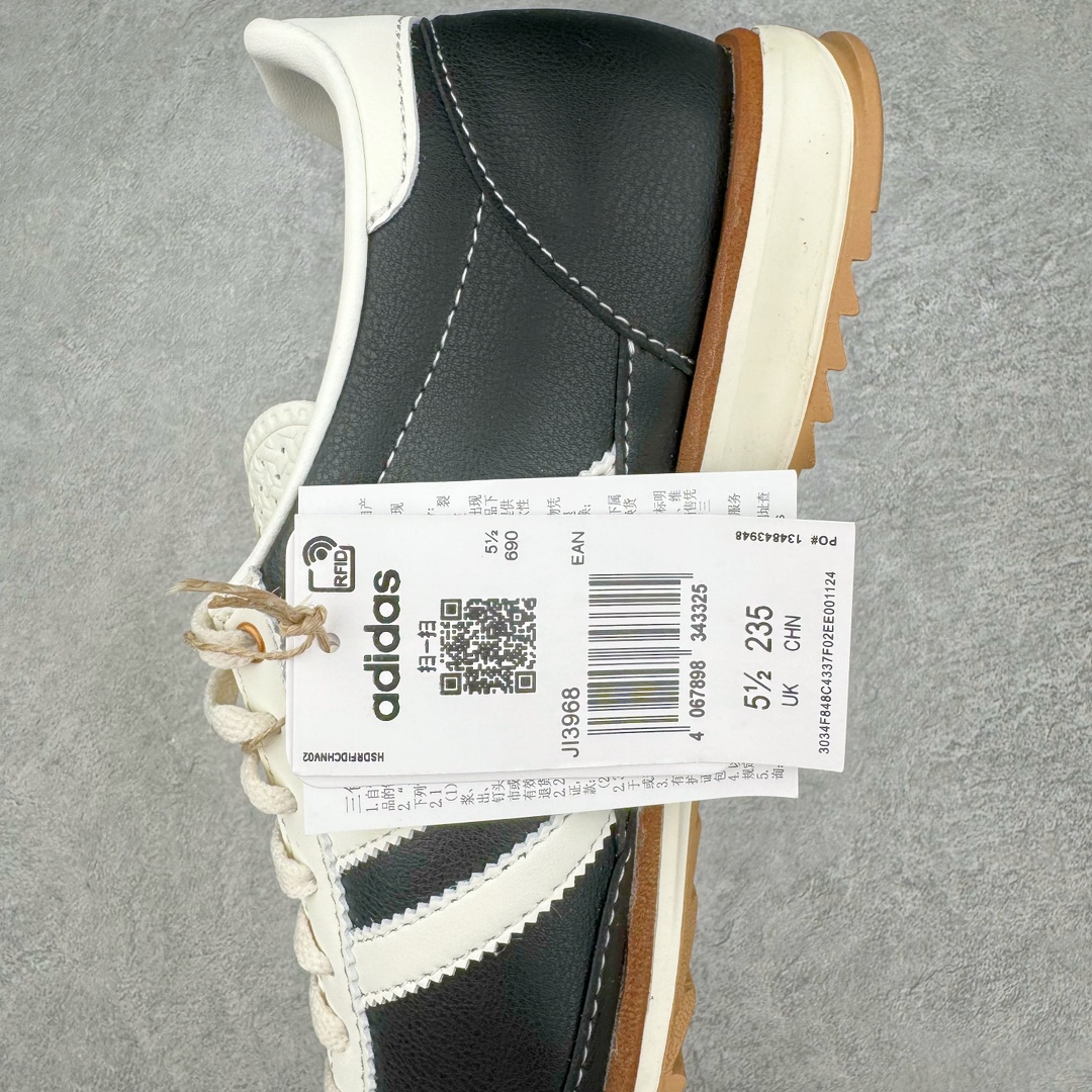 图片[7]-＃MF AD Wmns SL72 OG 系列德训足球风百搭低帮休闲运动板鞋 JH3968 Originals推出复古「T头鞋」造型的SL72鞋款复刻，有男女两款可选。男生款为SL72RS，鞋型挺立饱满，鞋底增加高度，采用麂皮与布面制作，符合复古氛围；女生款为SL72OGW，致敬经典款式，鞋身纤细，还原70年代设计，以绿色呈现，点缀金色细节。多款配色可选。「T 头鞋」这两年有多火大家见到了吧？明星、穿搭博主几乎人手一双，凭借复古味的外观，以及亲民的价格，同样成为了不少球鞋玩家日常上脚首选。近日 adidas Originals 将有「T 头鞋」造型的诞生于 1972 年的 SL72 鞋款复刻带回，各位买鞋又有新选择了。1972 年 SL72 问世后，引领了后来阿迪达斯的跑鞋发展方向，其中「SL」代表了 Super Light，彰显了产品轻便的特性。1972 年 SL72 问世后，引领了后来阿迪达斯的跑鞋发展方向，其中「SL」代表了 Super Light，彰显了产品轻便的特性。这次 adidas Originals 延续其轻质经典的基因，带来男女两款 SL72。男生款带来 SL72 RS 鞋型，RS 意为 Reshaped（重塑），鞋款在保留了经典的外观基础上，在尼龙材质里增加了填充物，使鞋型更加挺立和饱满，鞋头则更加圆润，鞋底的 EVA 材质则增加了鞋款的高度。女生款则带来 SL72 OG W 鞋型，OG 顾名思义则是致敬经典款式，相较于 RS（Reshaped）鞋款，鞋身更加纤细，其整体鞋身轮廓、线条、细节、材质上尊崇 70 年代 SL72 的设计，还原经典味道。尺码：36 36⅔ 37⅓ 38 38⅔ 39⅓ 40 40⅔ 41⅓ 42 42⅔ 43⅓ 44 44⅔ 45-选品中心