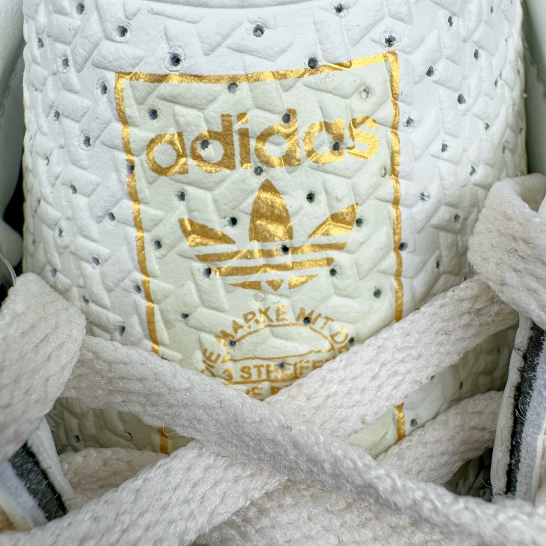 图片[12]-＃MF AD Wmns SL72 OG 系列德训足球风百搭低帮休闲运动板鞋 JH3968 Originals推出复古「T头鞋」造型的SL72鞋款复刻，有男女两款可选。男生款为SL72RS，鞋型挺立饱满，鞋底增加高度，采用麂皮与布面制作，符合复古氛围；女生款为SL72OGW，致敬经典款式，鞋身纤细，还原70年代设计，以绿色呈现，点缀金色细节。多款配色可选。「T 头鞋」这两年有多火大家见到了吧？明星、穿搭博主几乎人手一双，凭借复古味的外观，以及亲民的价格，同样成为了不少球鞋玩家日常上脚首选。近日 adidas Originals 将有「T 头鞋」造型的诞生于 1972 年的 SL72 鞋款复刻带回，各位买鞋又有新选择了。1972 年 SL72 问世后，引领了后来阿迪达斯的跑鞋发展方向，其中「SL」代表了 Super Light，彰显了产品轻便的特性。1972 年 SL72 问世后，引领了后来阿迪达斯的跑鞋发展方向，其中「SL」代表了 Super Light，彰显了产品轻便的特性。这次 adidas Originals 延续其轻质经典的基因，带来男女两款 SL72。男生款带来 SL72 RS 鞋型，RS 意为 Reshaped（重塑），鞋款在保留了经典的外观基础上，在尼龙材质里增加了填充物，使鞋型更加挺立和饱满，鞋头则更加圆润，鞋底的 EVA 材质则增加了鞋款的高度。女生款则带来 SL72 OG W 鞋型，OG 顾名思义则是致敬经典款式，相较于 RS（Reshaped）鞋款，鞋身更加纤细，其整体鞋身轮廓、线条、细节、材质上尊崇 70 年代 SL72 的设计，还原经典味道。尺码：36 36⅔ 37⅓ 38 38⅔ 39⅓ 40 40⅔ 41⅓ 42 42⅔ 43⅓ 44 44⅔ 45-选品中心