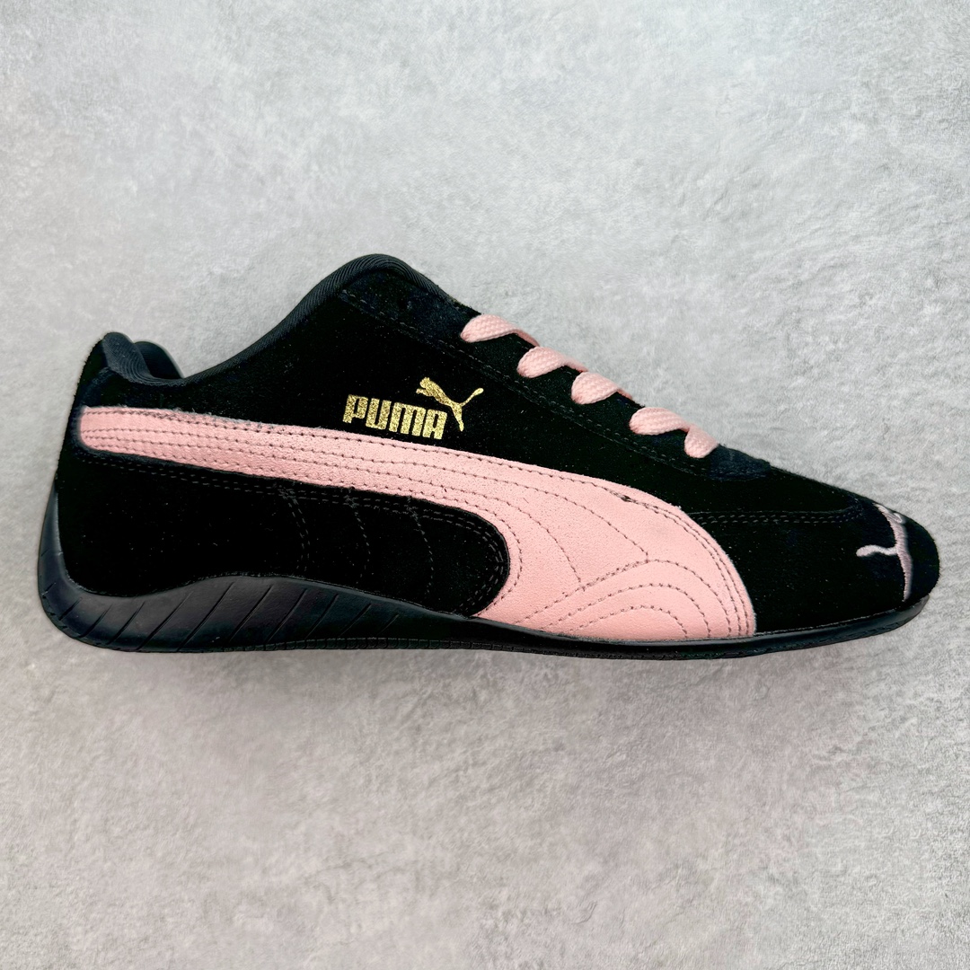 ＃TG特价福利 PUMA Speedca OG 彪马极速赛车系列低帮德训风拼接复古百搭休闲运动赛车鞋 鞋款从80、90年代赛车手所穿的防火赛车鞋为原型，鞋身线条模仿了赛车的流线廓形，体现了空气动力学原理的结构。简约流畅的外观，恰好又和贯穿其中的Formstrip Logo融合恰到好处，视觉上细节丰富且协调。本次Speedcat OG鞋款归来，最大看点自然式保留了窄版鞋型以及薄底构造。这两年各品牌鞋底越做越厚，Speedcat反其道而行之，上脚几乎无鞋底的效果带来耳目一新的视觉体验。鞋面依旧是以质感细腻的麂皮材质打造，并且大面积近乎全包裹的使用，复古味道也愈发浓烈。配色上更是将最原始的黑色和红色带回，向F1赛车队的标志性队服致敬。相信让各位一眼种草的更多是出挑的大红色，上脚即可瞬间点亮整体造型，在以球鞋为核心的OOTD中脱颖而出。而另一款黑色则是低调的万金油，彰显新潮个性的同时又不喧宾夺主，也是热爱简约系穿搭朋友的首选。 尺码：35.5 36 37 37.5 38 38.5 39 40 40.5 41 42 42.5 43 44 44.5 45-选品中心