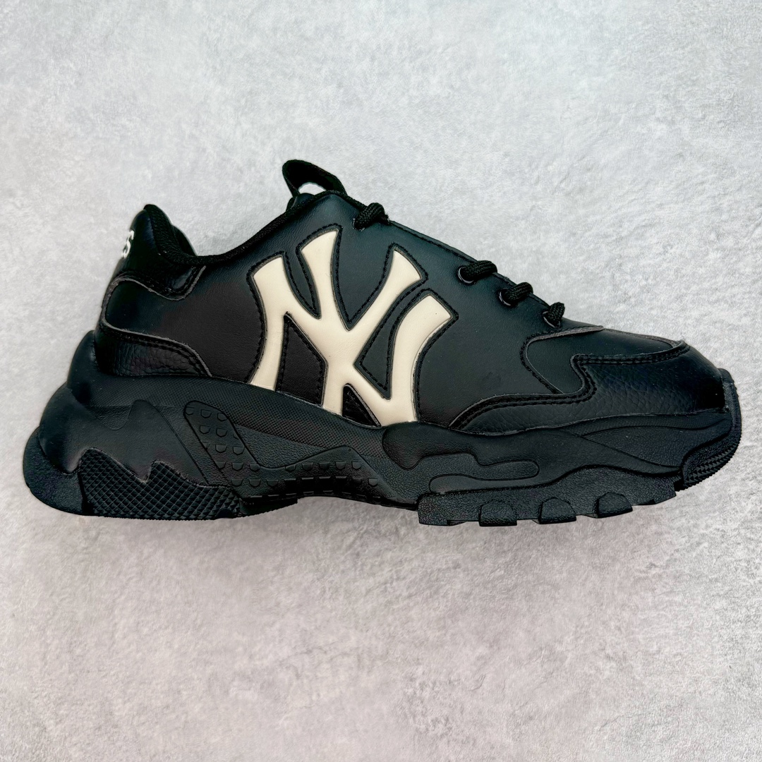 MLB Big Ball Chunky 复古印花老爹鞋系列低帮轻量增高厚底百搭休闲运动慢跑鞋 Korea韩国联名NY美国榄球纽约洋基队限定 韩国代购专供 全套原楦原纸板原厂数据开发 正确中底拉帮中底网布细节 平台代购专供 左脚内置芯片 韩国代购吊牌标贴 独家一比一RB+MD组合大底 高频后跟小人Logo精准对位立体饱满 正确网布加超迁鞋面 转印中底走线紧密 转印Logo工艺表层防刮不掉色 尺码：35 36 36.5 37.5 38 38.5 39 40 40.5 41 42 42.5 43 44 45-选品中心