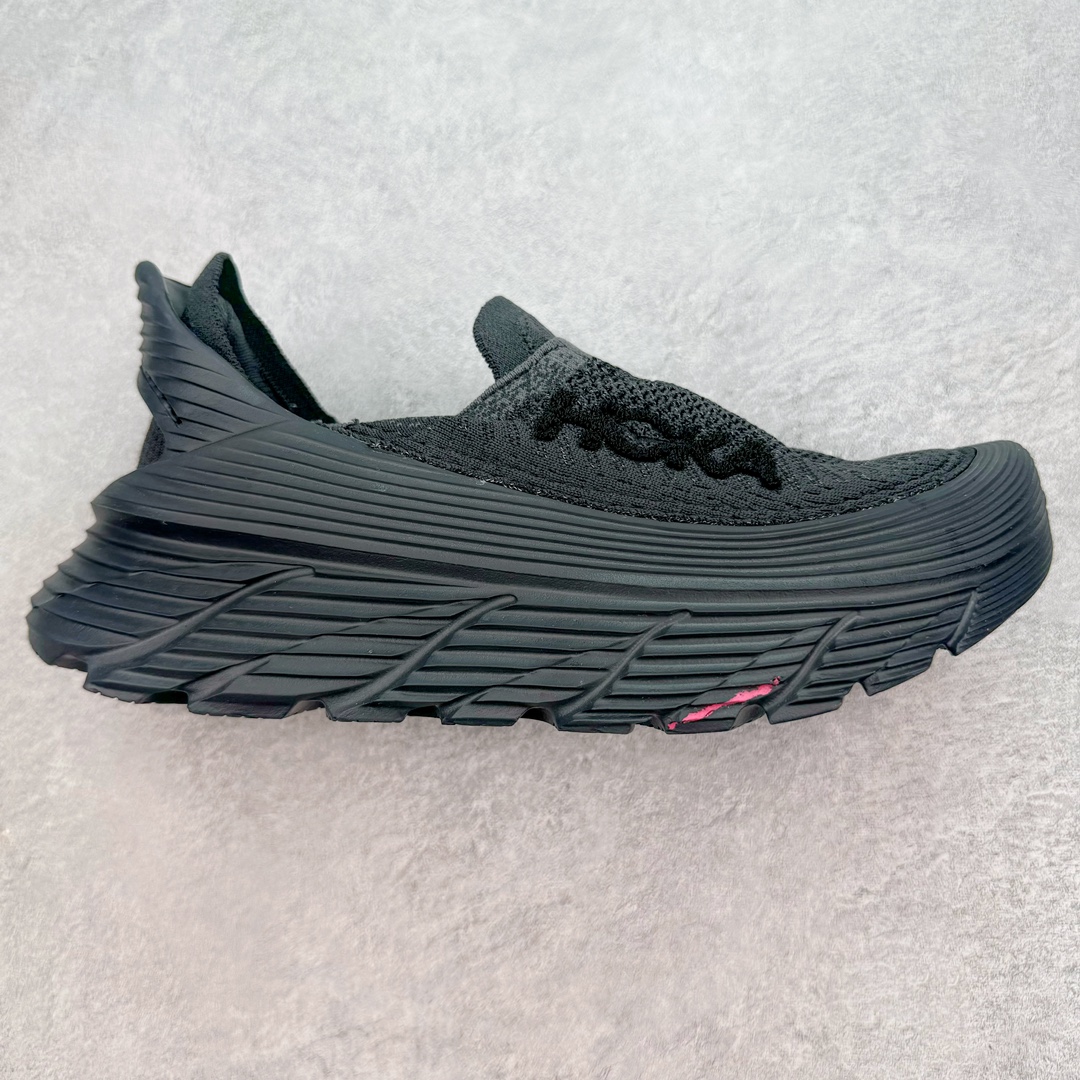 ＃HK纯原 HOKA ONE ONE Restore TC 一脚蹬徒步舒适缓震运动鞋 继承了 HOKA ONE ONE® 标志性的缓冲中底，兼具轻盈脚感和出众缓震。NEWOK本期为大家准备了两款各具特色HOKA ONE ONE Restore TC 鞋款，希望能为你的夏日穿搭提供更多灵感。鞋款鞋面采用弹性布料，鞋面透气舒适，日常穿搭舒适不磨脚。鞋款以弹性松紧织带取代传统鞋带设计，省事又省心，“一脚蹬”简直是最具懒人属性的球鞋，低调朴素又不失质感。重量不到百克，依旧是外形“笨拙”实则是轻巧、舒适与安全兼备的品牌固有打法。搭配上，无论是夏日短裤造型，还是搭配你的长袜，Restore TC 能够满足你的多种穿搭。舒适程度堪比众多大牌“老头乐”，鞋底的厚厚的泡沫鞋垫让你深陷其中！尺码：36 36.5 37.5 38 38.5 39 40 40.5 41 42 42.5 43 44 44.5 45-选品中心