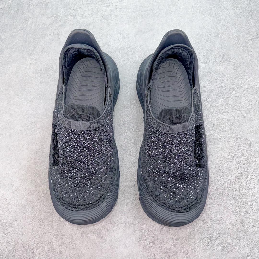 图片[2]-＃HK纯原 HOKA ONE ONE Restore TC 一脚蹬徒步舒适缓震运动鞋 继承了 HOKA ONE ONE® 标志性的缓冲中底，兼具轻盈脚感和出众缓震。NEWOK本期为大家准备了两款各具特色HOKA ONE ONE Restore TC 鞋款，希望能为你的夏日穿搭提供更多灵感。鞋款鞋面采用弹性布料，鞋面透气舒适，日常穿搭舒适不磨脚。鞋款以弹性松紧织带取代传统鞋带设计，省事又省心，“一脚蹬”简直是最具懒人属性的球鞋，低调朴素又不失质感。重量不到百克，依旧是外形“笨拙”实则是轻巧、舒适与安全兼备的品牌固有打法。搭配上，无论是夏日短裤造型，还是搭配你的长袜，Restore TC 能够满足你的多种穿搭。舒适程度堪比众多大牌“老头乐”，鞋底的厚厚的泡沫鞋垫让你深陷其中！尺码：36 36.5 37.5 38 38.5 39 40 40.5 41 42 42.5 43 44 44.5 45-选品中心