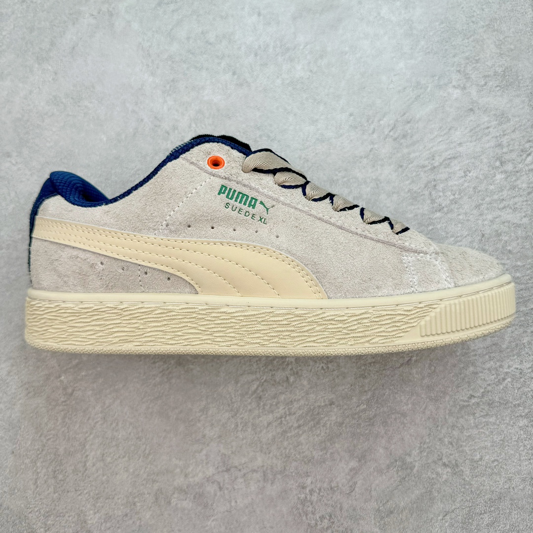 PUMA SUEDE XL 彪马新款面包鞋男女同款复古休闲板鞋 赠送一双鞋带 鞋身通体采用细腻的麂皮材质 厚实柔软 质感出众 鞋侧保留PUMA标志性跑道图案 侧面与后跟点缀金属色PUMA LOGO 兼具辨识度与细节感 加厚鞋垫、饱满鞋舌 搭配加宽扁形鞋带 使得穿着感更加贴合与舒适 值得一提的是 本季SUEDE XL鞋款以黑色、红色及蓝色最为瞩目 经典黑的配色 在低调之余可轻松驾驭任何潮流风格造型 而高饱和度的配色 则是当之无愧的早春出街利器。货号： 395205 尺码：36 37 37.5 38 38.5 39 40 40.5 41 42 42.5 43 44 45-选品中心