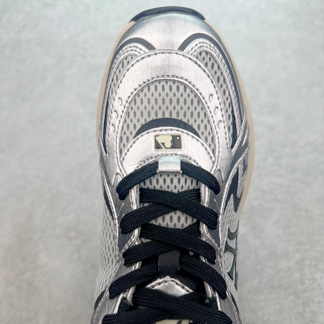 图片[4]-＃纯原 MLB Chunky Runner 2024S 复古印花老爹鞋系列低帮轻量增高厚底百搭休闲运动慢跑鞋 Korea韩国联名NY美国榄球纽约洋基队限定 目前可过轻松秒过各类鉴定 能操作的私聊 韩国代购专供 左脚内置NFC感应 区别市面贴纸假芯片 MLB专用菱形双针中底布 重点细节中底布带注胶孔 原厂NFC感应吊牌 支持鉴定 一个两位数 原盒原标 全套原楦原纸板原厂数据开发 中韩文保养标贴 绿色防霉片 平台代购专供 独家一比一RB+MD组合大底 高频后跟小人Logo精准对位立体饱满 正确网布加超迁鞋面 转印中底走线紧密 转印Logo工艺表层防刮不掉色 尺码：35 36 36.5 37.5 38 38.5 39 40 40.5 41 42 42.5 43 44 44.5 45-选品中心