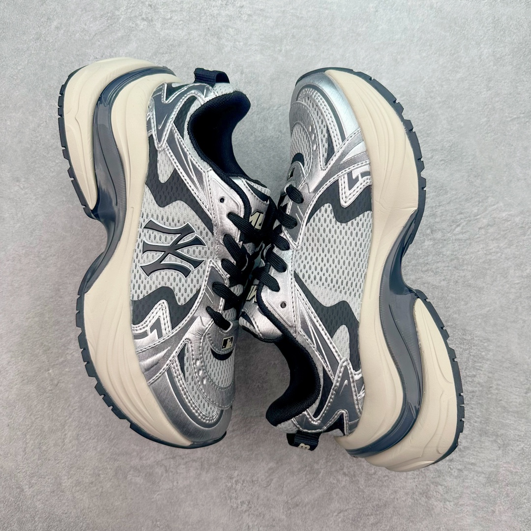 图片[3]-＃纯原 MLB Chunky Runner 2024S 复古印花老爹鞋系列低帮轻量增高厚底百搭休闲运动慢跑鞋 Korea韩国联名NY美国榄球纽约洋基队限定 目前可过轻松秒过各类鉴定 能操作的私聊 韩国代购专供 左脚内置NFC感应 区别市面贴纸假芯片 MLB专用菱形双针中底布 重点细节中底布带注胶孔 原厂NFC感应吊牌 支持鉴定 一个两位数 原盒原标 全套原楦原纸板原厂数据开发 中韩文保养标贴 绿色防霉片 平台代购专供 独家一比一RB+MD组合大底 高频后跟小人Logo精准对位立体饱满 正确网布加超迁鞋面 转印中底走线紧密 转印Logo工艺表层防刮不掉色 尺码：35 36 36.5 37.5 38 38.5 39 40 40.5 41 42 42.5 43 44 44.5 45-选品中心