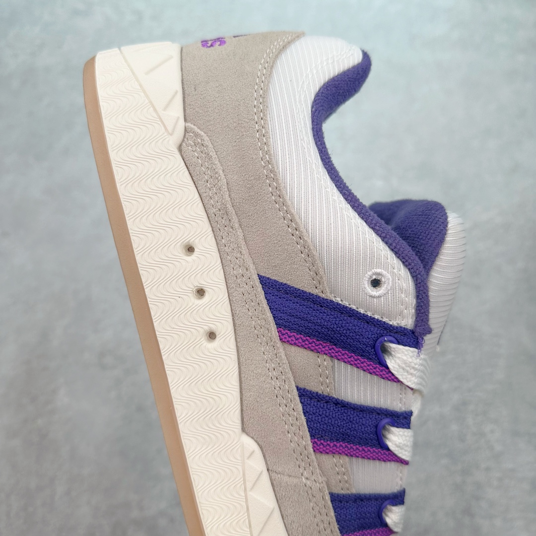 图片[6]-＃C版纯原 AD Originals Campus 00s 学院系列面包风经典复古低帮百搭休闲运动板鞋 IH3266 原鞋开发 正确版型 市面唯一全鞋采用原厂头层SD皮料 正确宽版鞋盒 清洁度完美 诠释最高工艺 这次 Originals 选择了以经典复古鞋型 Campus 为蓝本打造全新面包鞋 这款鞋型联名不断 冠希当年对它更是钟爱有加 论牌面丝毫不输贝壳头、Forum 等大热鞋型 这次 Campus 一改 80 年代的瘦长造型 鞋舌、鞋身、鞋底甚至细节都变大了 营造出千禧年前后流行的面包鞋宽大廓形 因此鞋名改为 Campus 00s 鞋身采用绒面皮料搭配白色常规皮革 质感上还是延续了经典 Campus 的设计 鞋舌填充更加饱满 让鞋款整体看起来更加圆润 搭配上这款浅蓝配色 「蓝胖子」造型真的很可爱 鞋舌还加入了与以往 Campus 不同的全新三叶草 Logo 令造型更具千禧气息 鞋带也采用了加宽的设计 如果你不喜欢 这次还附送了传统鞋带可以替换 鞋底采用了米黄做旧设计 凸显鞋款的复古年代感 除了清新可人的浅蓝配色 还有一款酷灰配色 造型更加硬朗复古 而且相比浅蓝配色更加耐脏 尺码：36 36⅔ 37⅓ 38 38⅔ 39⅓ 40 40⅔ 41⅓ 42 42⅔ 43⅓ 44 44 ⅓ 45-选品中心