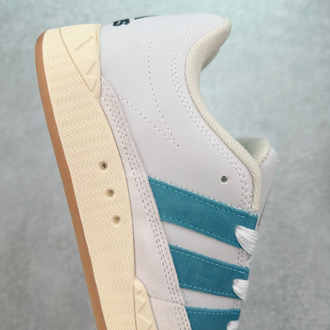 图片[6]-＃C版纯原 AD Originals Campus 00s 学院系列面包风经典复古低帮百搭休闲运动板鞋 ID3935 原鞋开发 正确版型 市面唯一全鞋采用原厂头层SD皮料 正确宽版鞋盒 清洁度完美 诠释最高工艺 这次 Originals 选择了以经典复古鞋型 Campus 为蓝本打造全新面包鞋 这款鞋型联名不断 冠希当年对它更是钟爱有加 论牌面丝毫不输贝壳头、Forum 等大热鞋型 这次 Campus 一改 80 年代的瘦长造型 鞋舌、鞋身、鞋底甚至细节都变大了 营造出千禧年前后流行的面包鞋宽大廓形 因此鞋名改为 Campus 00s 鞋身采用绒面皮料搭配白色常规皮革 质感上还是延续了经典 Campus 的设计 鞋舌填充更加饱满 让鞋款整体看起来更加圆润 搭配上这款浅蓝配色 「蓝胖子」造型真的很可爱 鞋舌还加入了与以往 Campus 不同的全新三叶草 Logo 令造型更具千禧气息 鞋带也采用了加宽的设计 如果你不喜欢 这次还附送了传统鞋带可以替换 鞋底采用了米黄做旧设计 凸显鞋款的复古年代感 除了清新可人的浅蓝配色 还有一款酷灰配色 造型更加硬朗复古 而且相比浅蓝配色更加耐脏 尺码：36 36⅔ 37⅓ 38 38⅔ 39⅓ 40 40⅔ 41⅓ 42 42⅔ 43⅓ 44 44 ⅓ 45-选品中心