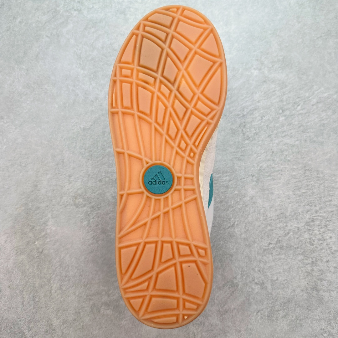 图片[9]-＃C版纯原 AD Originals Campus 00s 学院系列面包风经典复古低帮百搭休闲运动板鞋 ID3935 原鞋开发 正确版型 市面唯一全鞋采用原厂头层SD皮料 正确宽版鞋盒 清洁度完美 诠释最高工艺 这次 Originals 选择了以经典复古鞋型 Campus 为蓝本打造全新面包鞋 这款鞋型联名不断 冠希当年对它更是钟爱有加 论牌面丝毫不输贝壳头、Forum 等大热鞋型 这次 Campus 一改 80 年代的瘦长造型 鞋舌、鞋身、鞋底甚至细节都变大了 营造出千禧年前后流行的面包鞋宽大廓形 因此鞋名改为 Campus 00s 鞋身采用绒面皮料搭配白色常规皮革 质感上还是延续了经典 Campus 的设计 鞋舌填充更加饱满 让鞋款整体看起来更加圆润 搭配上这款浅蓝配色 「蓝胖子」造型真的很可爱 鞋舌还加入了与以往 Campus 不同的全新三叶草 Logo 令造型更具千禧气息 鞋带也采用了加宽的设计 如果你不喜欢 这次还附送了传统鞋带可以替换 鞋底采用了米黄做旧设计 凸显鞋款的复古年代感 除了清新可人的浅蓝配色 还有一款酷灰配色 造型更加硬朗复古 而且相比浅蓝配色更加耐脏 尺码：36 36⅔ 37⅓ 38 38⅔ 39⅓ 40 40⅔ 41⅓ 42 42⅔ 43⅓ 44 44 ⅓ 45-选品中心