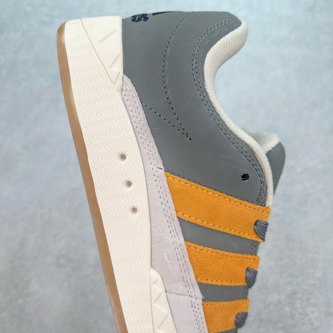 图片[6]-＃C版纯原 AD Originals Campus 00s 学院系列面包风经典复古低帮百搭休闲运动板鞋 ID3936 原鞋开发 正确版型 市面唯一全鞋采用原厂头层SD皮料 正确宽版鞋盒 清洁度完美 诠释最高工艺 这次 Originals 选择了以经典复古鞋型 Campus 为蓝本打造全新面包鞋 这款鞋型联名不断 冠希当年对它更是钟爱有加 论牌面丝毫不输贝壳头、Forum 等大热鞋型 这次 Campus 一改 80 年代的瘦长造型 鞋舌、鞋身、鞋底甚至细节都变大了 营造出千禧年前后流行的面包鞋宽大廓形 因此鞋名改为 Campus 00s 鞋身采用绒面皮料搭配白色常规皮革 质感上还是延续了经典 Campus 的设计 鞋舌填充更加饱满 让鞋款整体看起来更加圆润 搭配上这款浅蓝配色 「蓝胖子」造型真的很可爱 鞋舌还加入了与以往 Campus 不同的全新三叶草 Logo 令造型更具千禧气息 鞋带也采用了加宽的设计 如果你不喜欢 这次还附送了传统鞋带可以替换 鞋底采用了米黄做旧设计 凸显鞋款的复古年代感 除了清新可人的浅蓝配色 还有一款酷灰配色 造型更加硬朗复古 而且相比浅蓝配色更加耐脏 尺码：36 36⅔ 37⅓ 38 38⅔ 39⅓ 40 40⅔ 41⅓ 42 42⅔ 43⅓ 44 44 ⅓ 45-选品中心