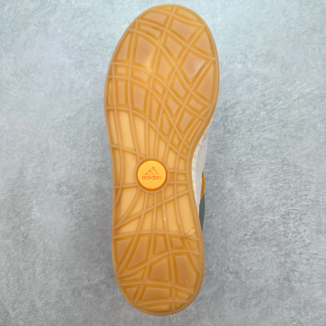 图片[9]-＃C版纯原 AD Originals Campus 00s 学院系列面包风经典复古低帮百搭休闲运动板鞋 ID3936 原鞋开发 正确版型 市面唯一全鞋采用原厂头层SD皮料 正确宽版鞋盒 清洁度完美 诠释最高工艺 这次 Originals 选择了以经典复古鞋型 Campus 为蓝本打造全新面包鞋 这款鞋型联名不断 冠希当年对它更是钟爱有加 论牌面丝毫不输贝壳头、Forum 等大热鞋型 这次 Campus 一改 80 年代的瘦长造型 鞋舌、鞋身、鞋底甚至细节都变大了 营造出千禧年前后流行的面包鞋宽大廓形 因此鞋名改为 Campus 00s 鞋身采用绒面皮料搭配白色常规皮革 质感上还是延续了经典 Campus 的设计 鞋舌填充更加饱满 让鞋款整体看起来更加圆润 搭配上这款浅蓝配色 「蓝胖子」造型真的很可爱 鞋舌还加入了与以往 Campus 不同的全新三叶草 Logo 令造型更具千禧气息 鞋带也采用了加宽的设计 如果你不喜欢 这次还附送了传统鞋带可以替换 鞋底采用了米黄做旧设计 凸显鞋款的复古年代感 除了清新可人的浅蓝配色 还有一款酷灰配色 造型更加硬朗复古 而且相比浅蓝配色更加耐脏 尺码：36 36⅔ 37⅓ 38 38⅔ 39⅓ 40 40⅔ 41⅓ 42 42⅔ 43⅓ 44 44 ⅓ 45-选品中心