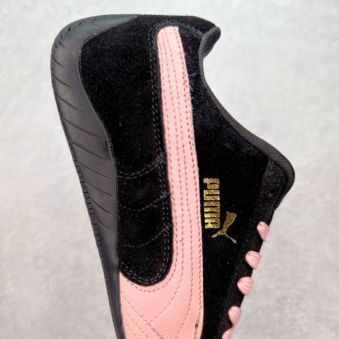 图片[6]-＃TG特价福利 PUMA Speedca OG 彪马极速赛车系列低帮德训风拼接复古百搭休闲运动赛车鞋 鞋款从80、90年代赛车手所穿的防火赛车鞋为原型，鞋身线条模仿了赛车的流线廓形，体现了空气动力学原理的结构。简约流畅的外观，恰好又和贯穿其中的Formstrip Logo融合恰到好处，视觉上细节丰富且协调。本次Speedcat OG鞋款归来，最大看点自然式保留了窄版鞋型以及薄底构造。这两年各品牌鞋底越做越厚，Speedcat反其道而行之，上脚几乎无鞋底的效果带来耳目一新的视觉体验。鞋面依旧是以质感细腻的麂皮材质打造，并且大面积近乎全包裹的使用，复古味道也愈发浓烈。配色上更是将最原始的黑色和红色带回，向F1赛车队的标志性队服致敬。相信让各位一眼种草的更多是出挑的大红色，上脚即可瞬间点亮整体造型，在以球鞋为核心的OOTD中脱颖而出。而另一款黑色则是低调的万金油，彰显新潮个性的同时又不喧宾夺主，也是热爱简约系穿搭朋友的首选。 尺码：35.5 36 37 37.5 38 38.5 39 40 40.5 41 42 42.5 43 44 44.5 45-选品中心