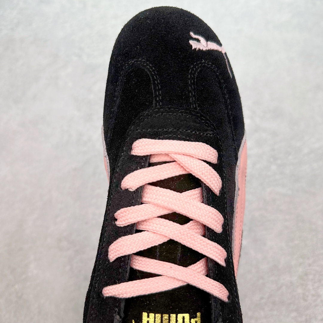 图片[4]-＃TG特价福利 PUMA Speedca OG 彪马极速赛车系列低帮德训风拼接复古百搭休闲运动赛车鞋 鞋款从80、90年代赛车手所穿的防火赛车鞋为原型，鞋身线条模仿了赛车的流线廓形，体现了空气动力学原理的结构。简约流畅的外观，恰好又和贯穿其中的Formstrip Logo融合恰到好处，视觉上细节丰富且协调。本次Speedcat OG鞋款归来，最大看点自然式保留了窄版鞋型以及薄底构造。这两年各品牌鞋底越做越厚，Speedcat反其道而行之，上脚几乎无鞋底的效果带来耳目一新的视觉体验。鞋面依旧是以质感细腻的麂皮材质打造，并且大面积近乎全包裹的使用，复古味道也愈发浓烈。配色上更是将最原始的黑色和红色带回，向F1赛车队的标志性队服致敬。相信让各位一眼种草的更多是出挑的大红色，上脚即可瞬间点亮整体造型，在以球鞋为核心的OOTD中脱颖而出。而另一款黑色则是低调的万金油，彰显新潮个性的同时又不喧宾夺主，也是热爱简约系穿搭朋友的首选。 尺码：35.5 36 37 37.5 38 38.5 39 40 40.5 41 42 42.5 43 44 44.5 45-选品中心