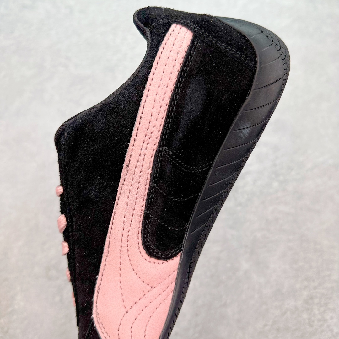 图片[7]-＃TG特价福利 PUMA Speedca OG 彪马极速赛车系列低帮德训风拼接复古百搭休闲运动赛车鞋 鞋款从80、90年代赛车手所穿的防火赛车鞋为原型，鞋身线条模仿了赛车的流线廓形，体现了空气动力学原理的结构。简约流畅的外观，恰好又和贯穿其中的Formstrip Logo融合恰到好处，视觉上细节丰富且协调。本次Speedcat OG鞋款归来，最大看点自然式保留了窄版鞋型以及薄底构造。这两年各品牌鞋底越做越厚，Speedcat反其道而行之，上脚几乎无鞋底的效果带来耳目一新的视觉体验。鞋面依旧是以质感细腻的麂皮材质打造，并且大面积近乎全包裹的使用，复古味道也愈发浓烈。配色上更是将最原始的黑色和红色带回，向F1赛车队的标志性队服致敬。相信让各位一眼种草的更多是出挑的大红色，上脚即可瞬间点亮整体造型，在以球鞋为核心的OOTD中脱颖而出。而另一款黑色则是低调的万金油，彰显新潮个性的同时又不喧宾夺主，也是热爱简约系穿搭朋友的首选。 尺码：35.5 36 37 37.5 38 38.5 39 40 40.5 41 42 42.5 43 44 44.5 45-选品中心