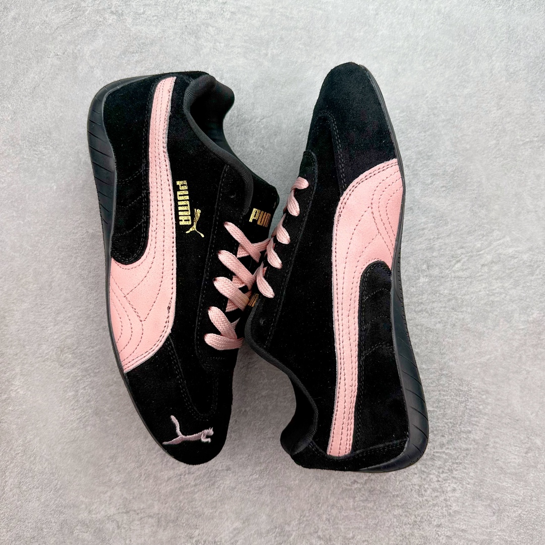 图片[3]-＃TG特价福利 PUMA Speedca OG 彪马极速赛车系列低帮德训风拼接复古百搭休闲运动赛车鞋 鞋款从80、90年代赛车手所穿的防火赛车鞋为原型，鞋身线条模仿了赛车的流线廓形，体现了空气动力学原理的结构。简约流畅的外观，恰好又和贯穿其中的Formstrip Logo融合恰到好处，视觉上细节丰富且协调。本次Speedcat OG鞋款归来，最大看点自然式保留了窄版鞋型以及薄底构造。这两年各品牌鞋底越做越厚，Speedcat反其道而行之，上脚几乎无鞋底的效果带来耳目一新的视觉体验。鞋面依旧是以质感细腻的麂皮材质打造，并且大面积近乎全包裹的使用，复古味道也愈发浓烈。配色上更是将最原始的黑色和红色带回，向F1赛车队的标志性队服致敬。相信让各位一眼种草的更多是出挑的大红色，上脚即可瞬间点亮整体造型，在以球鞋为核心的OOTD中脱颖而出。而另一款黑色则是低调的万金油，彰显新潮个性的同时又不喧宾夺主，也是热爱简约系穿搭朋友的首选。 尺码：35.5 36 37 37.5 38 38.5 39 40 40.5 41 42 42.5 43 44 44.5 45-选品中心