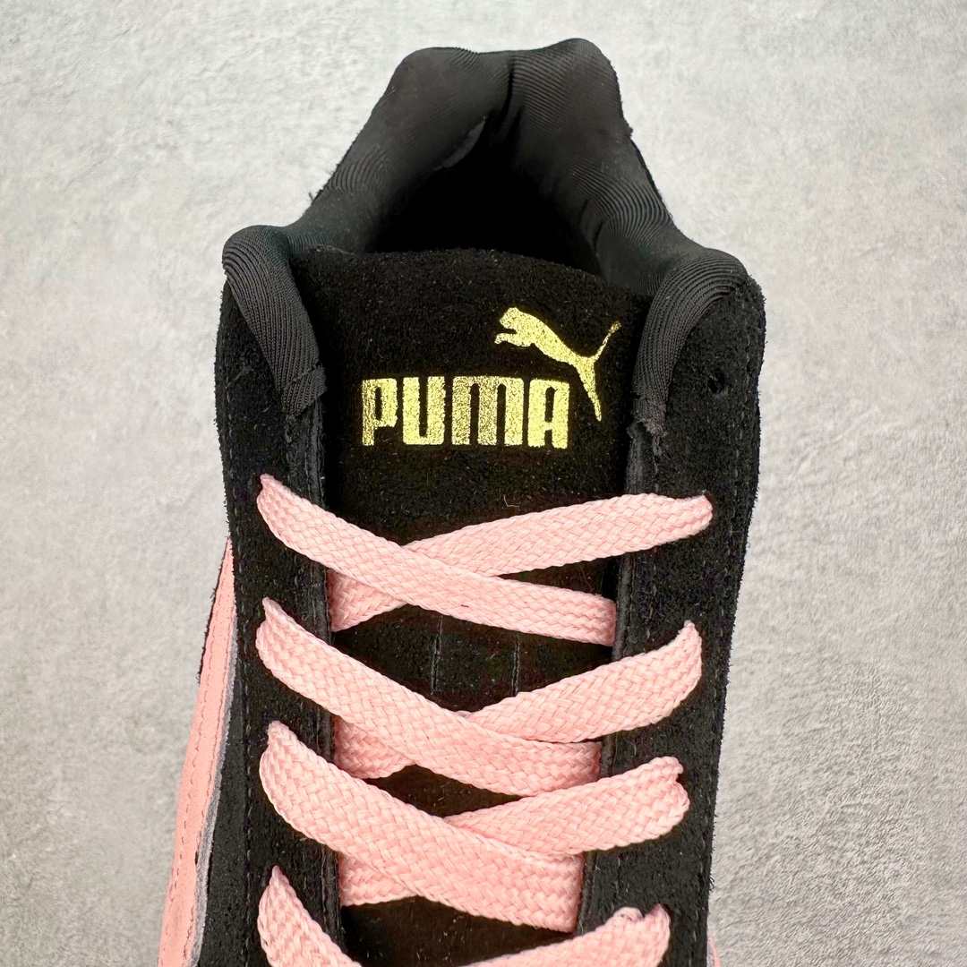 图片[5]-＃TG特价福利 PUMA Speedca OG 彪马极速赛车系列低帮德训风拼接复古百搭休闲运动赛车鞋 鞋款从80、90年代赛车手所穿的防火赛车鞋为原型，鞋身线条模仿了赛车的流线廓形，体现了空气动力学原理的结构。简约流畅的外观，恰好又和贯穿其中的Formstrip Logo融合恰到好处，视觉上细节丰富且协调。本次Speedcat OG鞋款归来，最大看点自然式保留了窄版鞋型以及薄底构造。这两年各品牌鞋底越做越厚，Speedcat反其道而行之，上脚几乎无鞋底的效果带来耳目一新的视觉体验。鞋面依旧是以质感细腻的麂皮材质打造，并且大面积近乎全包裹的使用，复古味道也愈发浓烈。配色上更是将最原始的黑色和红色带回，向F1赛车队的标志性队服致敬。相信让各位一眼种草的更多是出挑的大红色，上脚即可瞬间点亮整体造型，在以球鞋为核心的OOTD中脱颖而出。而另一款黑色则是低调的万金油，彰显新潮个性的同时又不喧宾夺主，也是热爱简约系穿搭朋友的首选。 尺码：35.5 36 37 37.5 38 38.5 39 40 40.5 41 42 42.5 43 44 44.5 45-选品中心