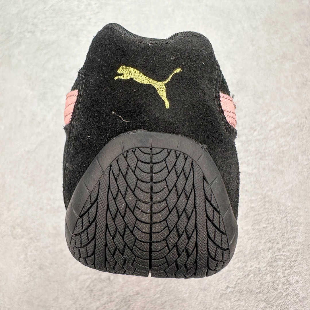 图片[8]-＃TG特价福利 PUMA Speedca OG 彪马极速赛车系列低帮德训风拼接复古百搭休闲运动赛车鞋 鞋款从80、90年代赛车手所穿的防火赛车鞋为原型，鞋身线条模仿了赛车的流线廓形，体现了空气动力学原理的结构。简约流畅的外观，恰好又和贯穿其中的Formstrip Logo融合恰到好处，视觉上细节丰富且协调。本次Speedcat OG鞋款归来，最大看点自然式保留了窄版鞋型以及薄底构造。这两年各品牌鞋底越做越厚，Speedcat反其道而行之，上脚几乎无鞋底的效果带来耳目一新的视觉体验。鞋面依旧是以质感细腻的麂皮材质打造，并且大面积近乎全包裹的使用，复古味道也愈发浓烈。配色上更是将最原始的黑色和红色带回，向F1赛车队的标志性队服致敬。相信让各位一眼种草的更多是出挑的大红色，上脚即可瞬间点亮整体造型，在以球鞋为核心的OOTD中脱颖而出。而另一款黑色则是低调的万金油，彰显新潮个性的同时又不喧宾夺主，也是热爱简约系穿搭朋友的首选。 尺码：35.5 36 37 37.5 38 38.5 39 40 40.5 41 42 42.5 43 44 44.5 45-选品中心