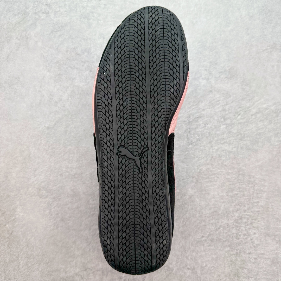 图片[9]-＃TG特价福利 PUMA Speedca OG 彪马极速赛车系列低帮德训风拼接复古百搭休闲运动赛车鞋 鞋款从80、90年代赛车手所穿的防火赛车鞋为原型，鞋身线条模仿了赛车的流线廓形，体现了空气动力学原理的结构。简约流畅的外观，恰好又和贯穿其中的Formstrip Logo融合恰到好处，视觉上细节丰富且协调。本次Speedcat OG鞋款归来，最大看点自然式保留了窄版鞋型以及薄底构造。这两年各品牌鞋底越做越厚，Speedcat反其道而行之，上脚几乎无鞋底的效果带来耳目一新的视觉体验。鞋面依旧是以质感细腻的麂皮材质打造，并且大面积近乎全包裹的使用，复古味道也愈发浓烈。配色上更是将最原始的黑色和红色带回，向F1赛车队的标志性队服致敬。相信让各位一眼种草的更多是出挑的大红色，上脚即可瞬间点亮整体造型，在以球鞋为核心的OOTD中脱颖而出。而另一款黑色则是低调的万金油，彰显新潮个性的同时又不喧宾夺主，也是热爱简约系穿搭朋友的首选。 尺码：35.5 36 37 37.5 38 38.5 39 40 40.5 41 42 42.5 43 44 44.5 45-选品中心