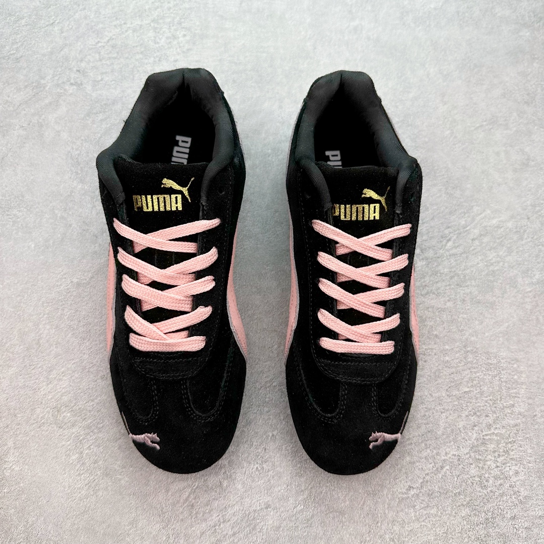 图片[2]-＃TG特价福利 PUMA Speedca OG 彪马极速赛车系列低帮德训风拼接复古百搭休闲运动赛车鞋 鞋款从80、90年代赛车手所穿的防火赛车鞋为原型，鞋身线条模仿了赛车的流线廓形，体现了空气动力学原理的结构。简约流畅的外观，恰好又和贯穿其中的Formstrip Logo融合恰到好处，视觉上细节丰富且协调。本次Speedcat OG鞋款归来，最大看点自然式保留了窄版鞋型以及薄底构造。这两年各品牌鞋底越做越厚，Speedcat反其道而行之，上脚几乎无鞋底的效果带来耳目一新的视觉体验。鞋面依旧是以质感细腻的麂皮材质打造，并且大面积近乎全包裹的使用，复古味道也愈发浓烈。配色上更是将最原始的黑色和红色带回，向F1赛车队的标志性队服致敬。相信让各位一眼种草的更多是出挑的大红色，上脚即可瞬间点亮整体造型，在以球鞋为核心的OOTD中脱颖而出。而另一款黑色则是低调的万金油，彰显新潮个性的同时又不喧宾夺主，也是热爱简约系穿搭朋友的首选。 尺码：35.5 36 37 37.5 38 38.5 39 40 40.5 41 42 42.5 43 44 44.5 45-选品中心