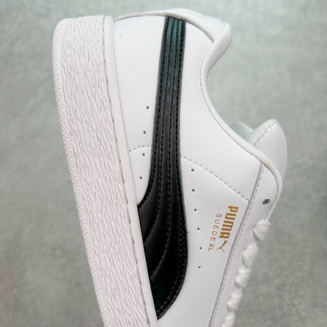 图片[6]-PUMA SUEDE XL 彪马新款面包鞋男女同款复古休闲板鞋 赠送一双鞋带 鞋身通体采用细腻的麂皮材质 厚实柔软 质感出众 鞋侧保留PUMA标志性跑道图案 侧面与后跟点缀金属色PUMA LOGO 兼具辨识度与细节感 加厚鞋垫、饱满鞋舌 搭配加宽扁形鞋带 使得穿着感更加贴合与舒适 值得一提的是 本季SUEDE XL鞋款以黑色、红色及蓝色最为瞩目 经典黑的配色 在低调之余可轻松驾驭任何潮流风格造型 而高饱和度的配色 则是当之无愧的早春出街利器。货号： 395205 尺码：36 37 37.5 38 38.5 39 40 40.5 41 42 42.5 43 44 45-选品中心