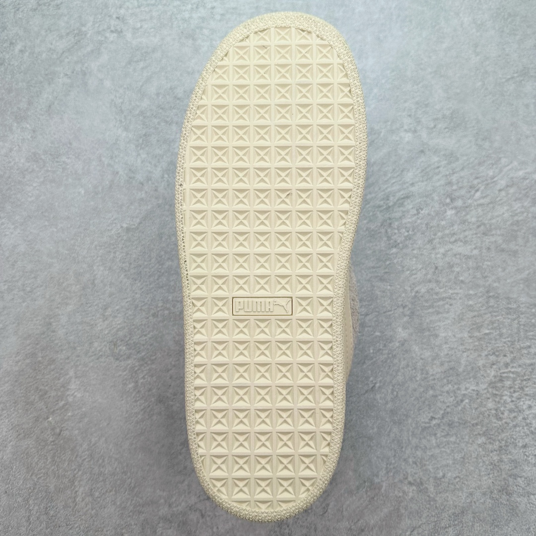 图片[9]-PUMA SUEDE XL 彪马新款面包鞋男女同款复古休闲板鞋 赠送一双鞋带 鞋身通体采用细腻的麂皮材质 厚实柔软 质感出众 鞋侧保留PUMA标志性跑道图案 侧面与后跟点缀金属色PUMA LOGO 兼具辨识度与细节感 加厚鞋垫、饱满鞋舌 搭配加宽扁形鞋带 使得穿着感更加贴合与舒适 值得一提的是 本季SUEDE XL鞋款以黑色、红色及蓝色最为瞩目 经典黑的配色 在低调之余可轻松驾驭任何潮流风格造型 而高饱和度的配色 则是当之无愧的早春出街利器。货号： 395205 尺码：36 37 37.5 38 38.5 39 40 40.5 41 42 42.5 43 44 45-选品中心