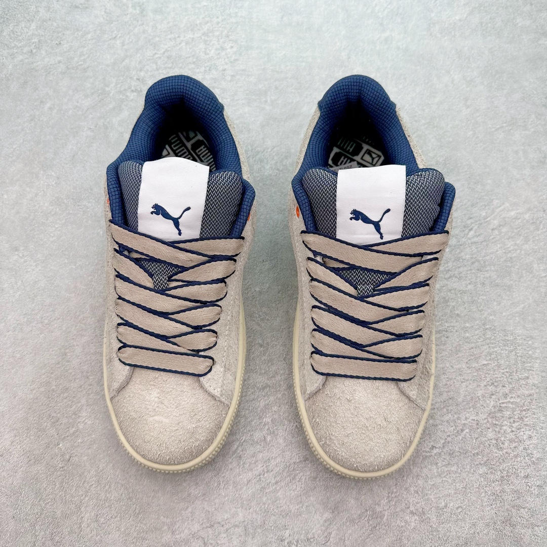 图片[2]-PUMA SUEDE XL 彪马新款面包鞋男女同款复古休闲板鞋 赠送一双鞋带 鞋身通体采用细腻的麂皮材质 厚实柔软 质感出众 鞋侧保留PUMA标志性跑道图案 侧面与后跟点缀金属色PUMA LOGO 兼具辨识度与细节感 加厚鞋垫、饱满鞋舌 搭配加宽扁形鞋带 使得穿着感更加贴合与舒适 值得一提的是 本季SUEDE XL鞋款以黑色、红色及蓝色最为瞩目 经典黑的配色 在低调之余可轻松驾驭任何潮流风格造型 而高饱和度的配色 则是当之无愧的早春出街利器。货号： 395205 尺码：36 37 37.5 38 38.5 39 40 40.5 41 42 42.5 43 44 45-选品中心