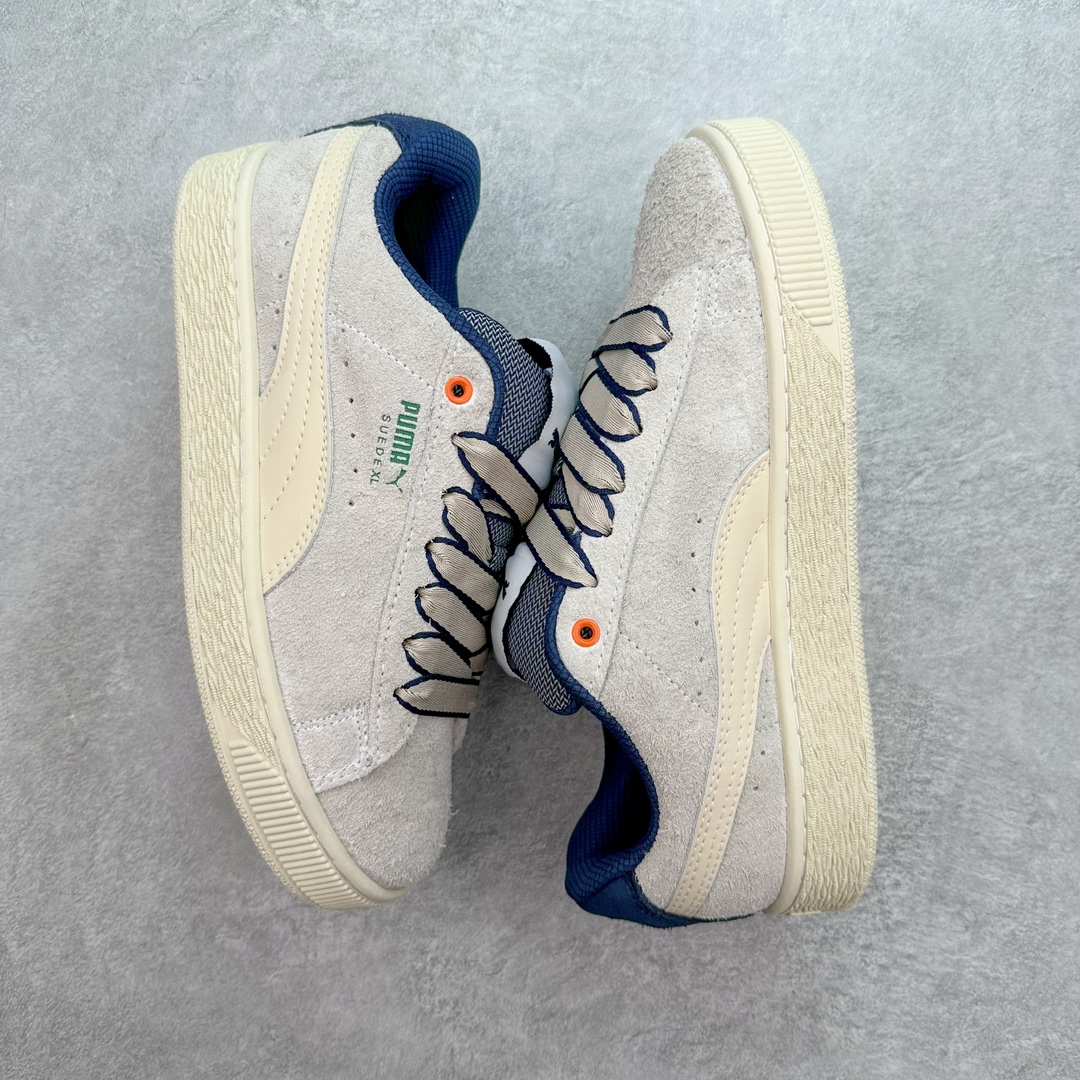 图片[3]-PUMA SUEDE XL 彪马新款面包鞋男女同款复古休闲板鞋 赠送一双鞋带 鞋身通体采用细腻的麂皮材质 厚实柔软 质感出众 鞋侧保留PUMA标志性跑道图案 侧面与后跟点缀金属色PUMA LOGO 兼具辨识度与细节感 加厚鞋垫、饱满鞋舌 搭配加宽扁形鞋带 使得穿着感更加贴合与舒适 值得一提的是 本季SUEDE XL鞋款以黑色、红色及蓝色最为瞩目 经典黑的配色 在低调之余可轻松驾驭任何潮流风格造型 而高饱和度的配色 则是当之无愧的早春出街利器。货号： 395205 尺码：36 37 37.5 38 38.5 39 40 40.5 41 42 42.5 43 44 45-选品中心