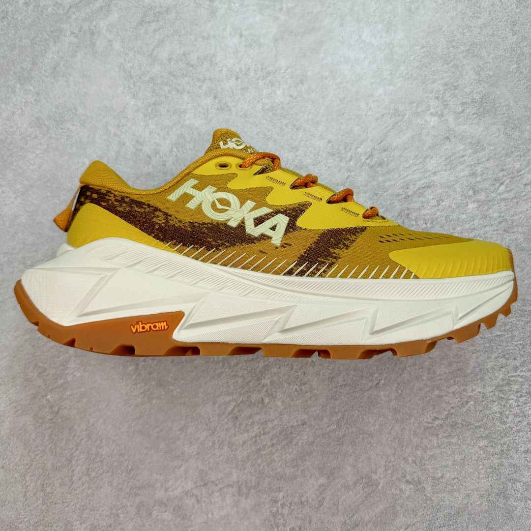 图片[7]-HOKA SKYLINE-FLOAT X 为HOKA首双搭载PeBax推进板的户外登山鞋，为近期大受欢迎的快速登山趋势打造，可同时对应越野跑与快速登山需求。90%蓖麻油提炼制造的Pebax推进版，搭配以甘蔗材质提炼的双密度EVA中底，为登山者带来源源不绝的前进能量。后跟外侧加长的Swallowtail Heel燕尾设计，同时提供上坡有感推进力、下坡步态更顺畅转换的快速登山新体验，适合想尝试轻量化登山，追求快速登山，但希望同时保持支撑推进力的族群。SKYLINE-FLOAT X使用Vibram黄金大底XS Trek复合橡胶成分，兼具耐磨与抓地力，搭配全新设计的5mm大底鞋齿与鞋纹，让克服崎岖地形更轻松，落地更稳定。 尺码：36 36.5 37.5 38 38.5 39 40 40.5 41 42 42.5 43 44 44.5 45-选品中心