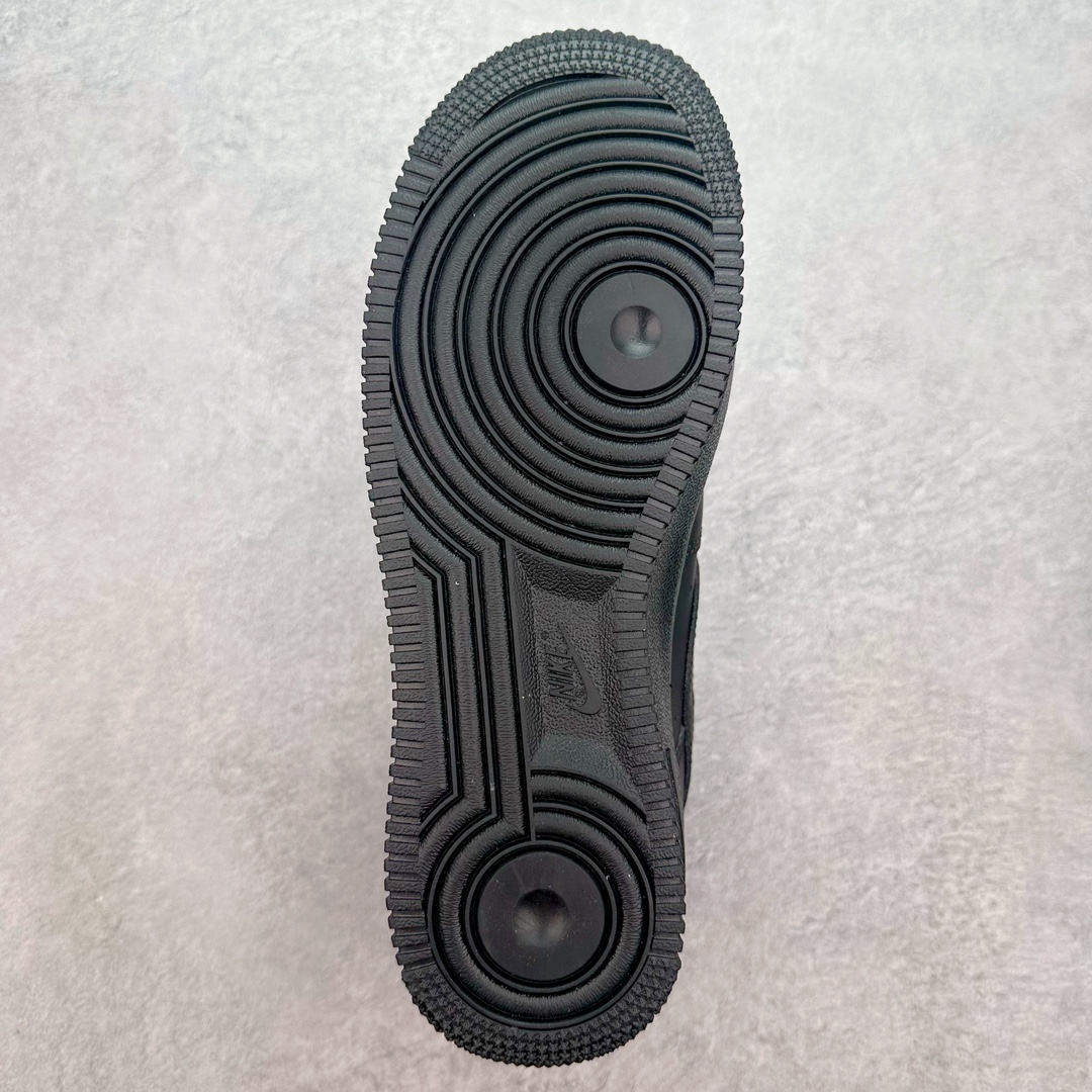 图片[9]-＃DT纯原 NK Air Force 1 Low \’07 空军一号低帮经典板鞋 纯黑 DD8959-001 知名大厂出品 同步官方全新版本 不规则波浪大底咬花 全鞋电脑针车 工整有序 视觉效果满分 原厂拉帮手法 标准四线 密度针距针孔大小控制到位 原装反口里网布海绵 正确卡色网眼大小 新版鞋撑改用纸团代替 原厂港宝加持完美还原灵魂版型 原盒原配从里到外百分百还原 原厂全头层原厂皮料 原标原盒 内置Sole气垫 中底白色背胶 中底划线 已经无限的接近公司 原厂楦头 原厂刺绣 后跟弧度修正 独家私模最大开发到47.5 尺码：35.5 36 36.5 37.5 38 38.5 39 40 40.5 41 42 42.5 43 44 44.5 45 46 47.5-选品中心