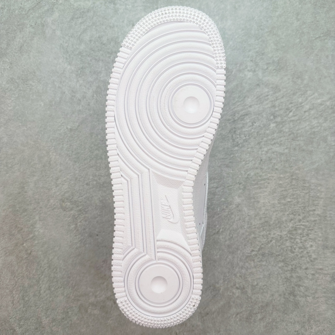 图片[9]-＃DT纯原 NK Air Force 1 Low \’07 空军一号低帮经典板鞋 纯白 CW2288-111 知名大厂出品 同步官方全新版本 不规则波浪大底咬花 全鞋电脑针车 工整有序 视觉效果满分 原厂拉帮手法 标准四线 密度针距针孔大小控制到位 原装反口里网布海绵 正确卡色网眼大小 新版鞋撑改用纸团代替 原厂港宝加持完美还原灵魂版型 原盒原配从里到外百分百还原 原厂全头层原厂皮料 原标原盒 内置Sole气垫 中底白色背胶 中底划线 已经无限的接近公司 原厂楦头 原厂刺绣 后跟弧度修正 独家私模最大开发到47.5 尺码：35.5 36 36.5 37.5 38 38.5 39 40 40.5 41 42 42.5 43 44 44.5 45 46 47.5-选品中心