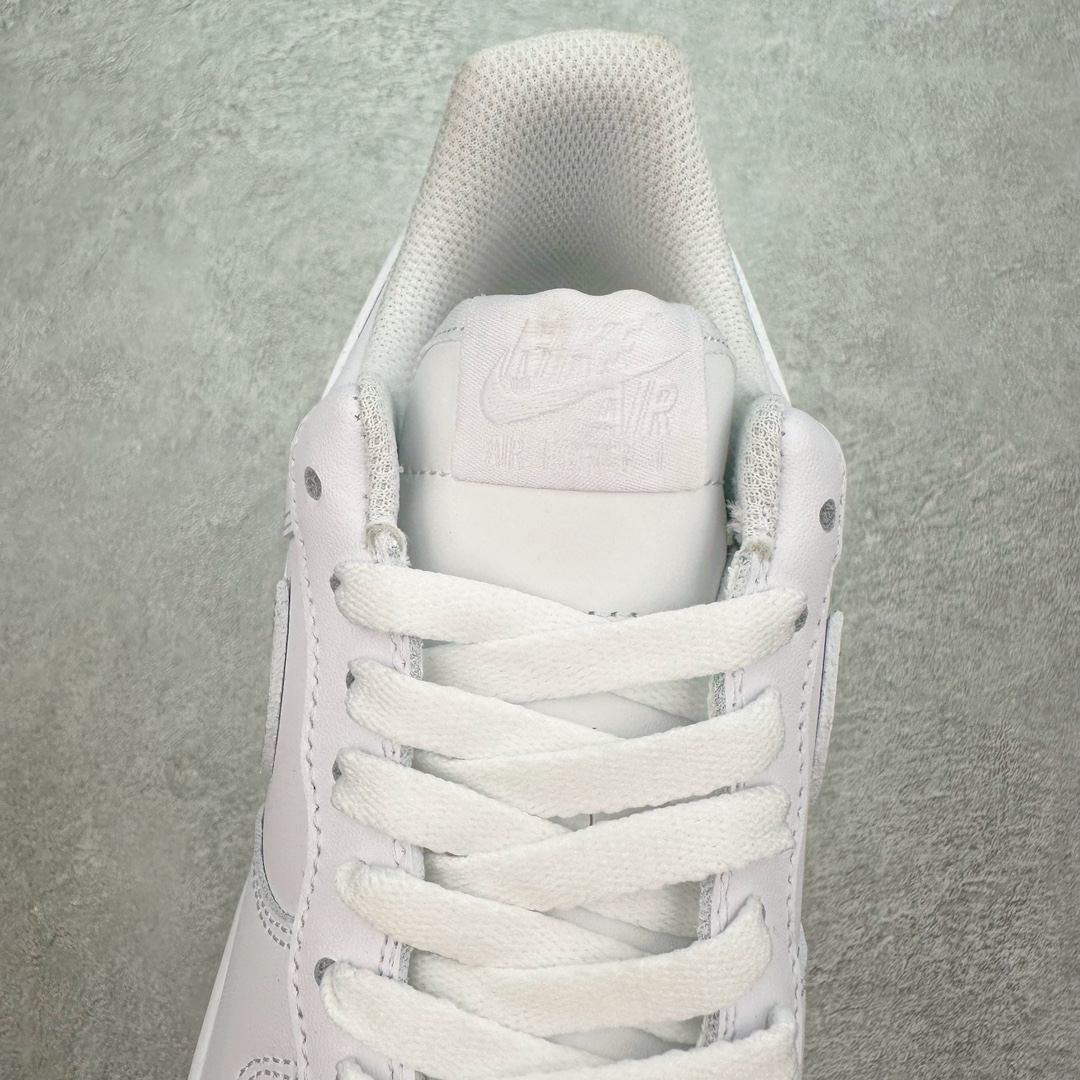 图片[5]-＃DT纯原 NK Air Force 1 Low \’07 空军一号低帮经典板鞋 纯白 CW2288-111 知名大厂出品 同步官方全新版本 不规则波浪大底咬花 全鞋电脑针车 工整有序 视觉效果满分 原厂拉帮手法 标准四线 密度针距针孔大小控制到位 原装反口里网布海绵 正确卡色网眼大小 新版鞋撑改用纸团代替 原厂港宝加持完美还原灵魂版型 原盒原配从里到外百分百还原 原厂全头层原厂皮料 原标原盒 内置Sole气垫 中底白色背胶 中底划线 已经无限的接近公司 原厂楦头 原厂刺绣 后跟弧度修正 独家私模最大开发到47.5 尺码：35.5 36 36.5 37.5 38 38.5 39 40 40.5 41 42 42.5 43 44 44.5 45 46 47.5-选品中心