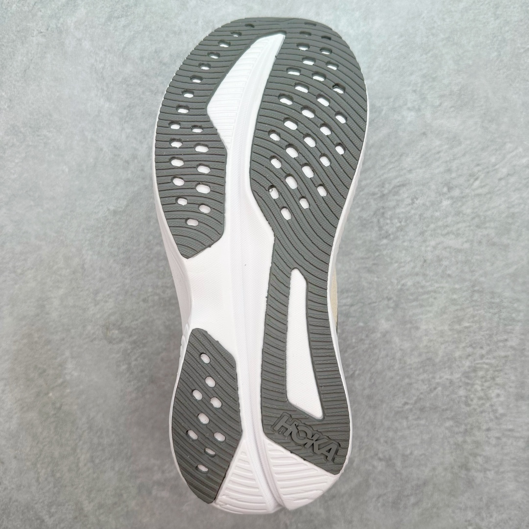 图片[9]-HOKA SKYLINE-FLOAT X 为HOKA首双搭载PeBax推进板的户外登山鞋，为近期大受欢迎的快速登山趋势打造，可同时对应越野跑与快速登山需求。90%蓖麻油提炼制造的Pebax推进版，搭配以甘蔗材质提炼的双密度EVA中底，为登山者带来源源不绝的前进能量。后跟外侧加长的Swallowtail Heel燕尾设计，同时提供上坡有感推进力、下坡步态更顺畅转换的快速登山新体验，适合想尝试轻量化登山，追求快速登山，但希望同时保持支撑推进力的族群。SKYLINE-FLOAT X使用Vibram黄金大底XS Trek复合橡胶成分，兼具耐磨与抓地力，搭配全新设计的5mm大底鞋齿与鞋纹，让克服崎岖地形更轻松，落地更稳定。 尺码：36 36.5 37.5 38 38.5 39 40 40.5 41 42 42.5 43 44 44.5 45-选品中心