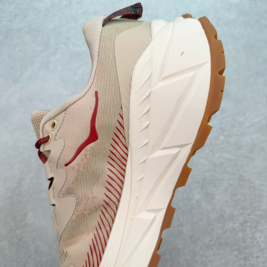 图片[7]-HOKA SKYLINE-FLOAT X 为HOKA首双搭载PeBax推进板的户外登山鞋，为近期大受欢迎的快速登山趋势打造，可同时对应越野跑与快速登山需求。90%蓖麻油提炼制造的Pebax推进版，搭配以甘蔗材质提炼的双密度EVA中底，为登山者带来源源不绝的前进能量。后跟外侧加长的Swallowtail Heel燕尾设计，同时提供上坡有感推进力、下坡步态更顺畅转换的快速登山新体验，适合想尝试轻量化登山，追求快速登山，但希望同时保持支撑推进力的族群。SKYLINE-FLOAT X使用Vibram黄金大底XS Trek复合橡胶成分，兼具耐磨与抓地力，搭配全新设计的5mm大底鞋齿与鞋纹，让克服崎岖地形更轻松，落地更稳定。 尺码：36 36.5 37.5 38 38.5 39 40 40.5 41 42 42.5 43 44 44.5 45-选品中心