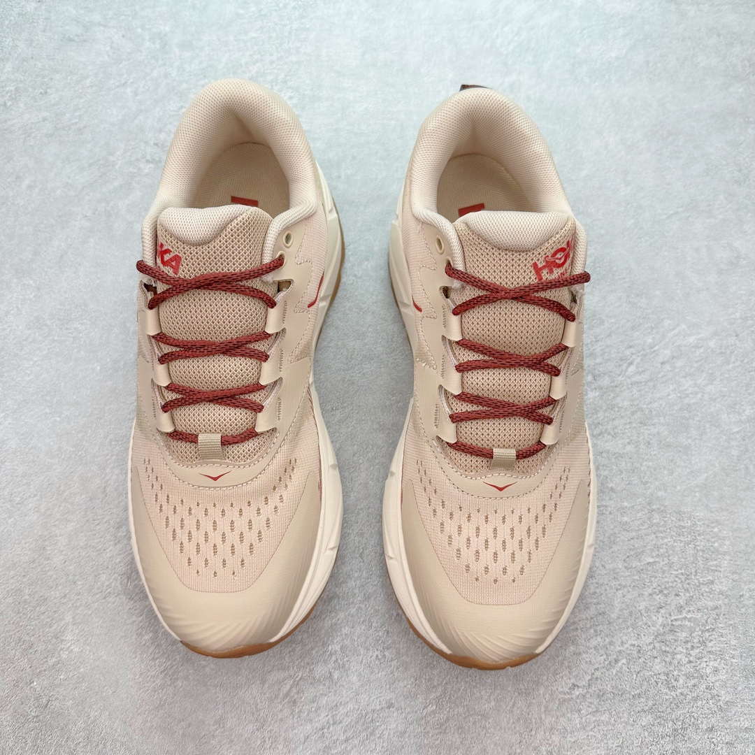 图片[2]-HOKA SKYLINE-FLOAT X 为HOKA首双搭载PeBax推进板的户外登山鞋，为近期大受欢迎的快速登山趋势打造，可同时对应越野跑与快速登山需求。90%蓖麻油提炼制造的Pebax推进版，搭配以甘蔗材质提炼的双密度EVA中底，为登山者带来源源不绝的前进能量。后跟外侧加长的Swallowtail Heel燕尾设计，同时提供上坡有感推进力、下坡步态更顺畅转换的快速登山新体验，适合想尝试轻量化登山，追求快速登山，但希望同时保持支撑推进力的族群。SKYLINE-FLOAT X使用Vibram黄金大底XS Trek复合橡胶成分，兼具耐磨与抓地力，搭配全新设计的5mm大底鞋齿与鞋纹，让克服崎岖地形更轻松，落地更稳定。 尺码：36 36.5 37.5 38 38.5 39 40 40.5 41 42 42.5 43 44 44.5 45-选品中心