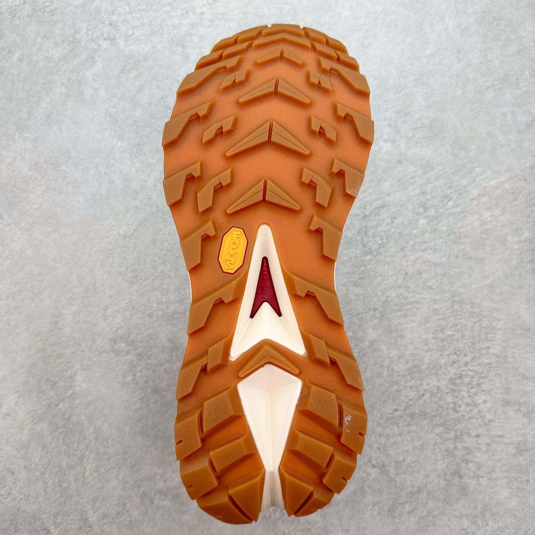 图片[9]-HOKA SKYLINE-FLOAT X 为HOKA首双搭载PeBax推进板的户外登山鞋，为近期大受欢迎的快速登山趋势打造，可同时对应越野跑与快速登山需求。90%蓖麻油提炼制造的Pebax推进版，搭配以甘蔗材质提炼的双密度EVA中底，为登山者带来源源不绝的前进能量。后跟外侧加长的Swallowtail Heel燕尾设计，同时提供上坡有感推进力、下坡步态更顺畅转换的快速登山新体验，适合想尝试轻量化登山，追求快速登山，但希望同时保持支撑推进力的族群。SKYLINE-FLOAT X使用Vibram黄金大底XS Trek复合橡胶成分，兼具耐磨与抓地力，搭配全新设计的5mm大底鞋齿与鞋纹，让克服崎岖地形更轻松，落地更稳定。 尺码：36 36.5 37.5 38 38.5 39 40 40.5 41 42 42.5 43 44 44.5 45-选品中心