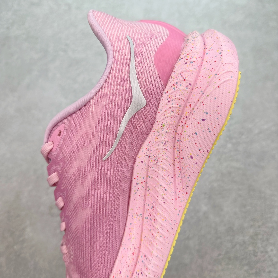 图片[7]-HOKA SKYLINE-FLOAT X 为HOKA首双搭载PeBax推进板的户外登山鞋，为近期大受欢迎的快速登山趋势打造，可同时对应越野跑与快速登山需求。90%蓖麻油提炼制造的Pebax推进版，搭配以甘蔗材质提炼的双密度EVA中底，为登山者带来源源不绝的前进能量。后跟外侧加长的Swallowtail Heel燕尾设计，同时提供上坡有感推进力、下坡步态更顺畅转换的快速登山新体验，适合想尝试轻量化登山，追求快速登山，但希望同时保持支撑推进力的族群。SKYLINE-FLOAT X使用Vibram黄金大底XS Trek复合橡胶成分，兼具耐磨与抓地力，搭配全新设计的5mm大底鞋齿与鞋纹，让克服崎岖地形更轻松，落地更稳定。 尺码：36 36.5 37.5 38 38.5 39 40 40.5 41 42 42.5 43 44 44.5 45-选品中心