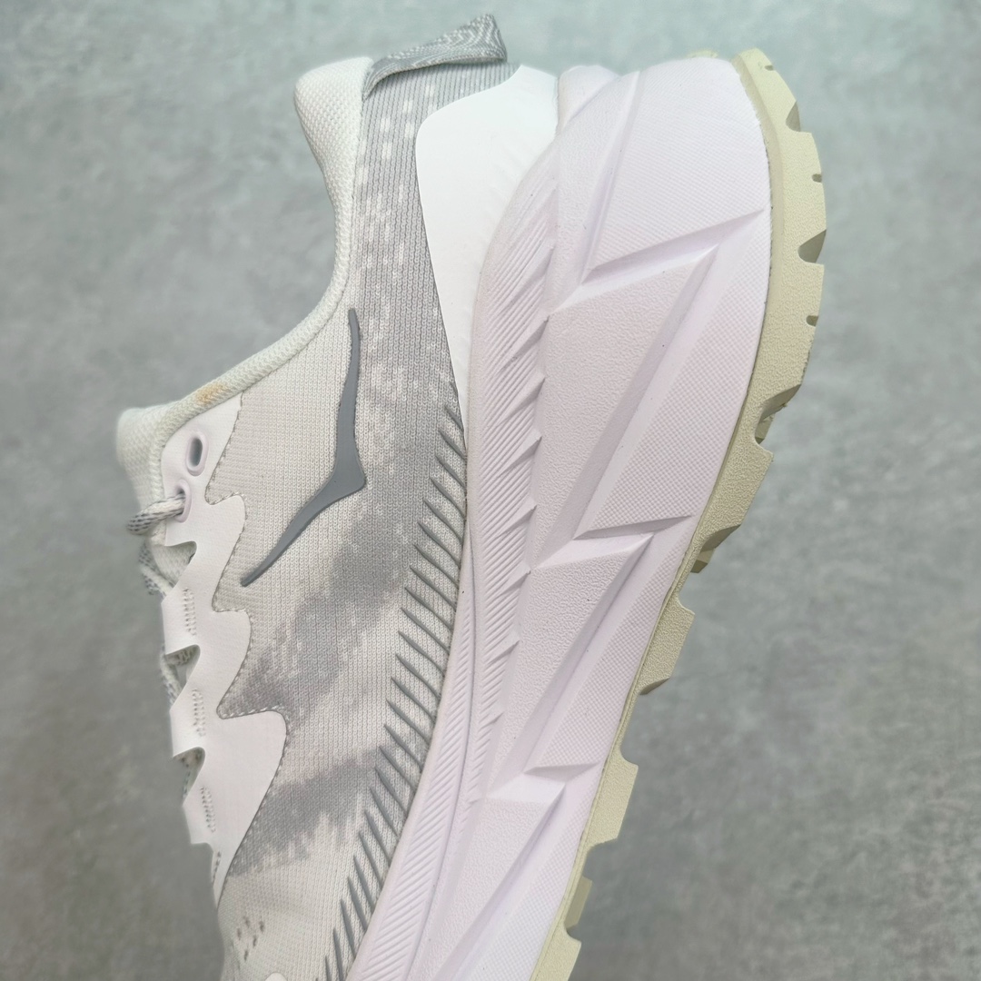 图片[7]-HOKA SKYLINE-FLOAT X 为HOKA首双搭载PeBax推进板的户外登山鞋，为近期大受欢迎的快速登山趋势打造，可同时对应越野跑与快速登山需求。90%蓖麻油提炼制造的Pebax推进版，搭配以甘蔗材质提炼的双密度EVA中底，为登山者带来源源不绝的前进能量。后跟外侧加长的Swallowtail Heel燕尾设计，同时提供上坡有感推进力、下坡步态更顺畅转换的快速登山新体验，适合想尝试轻量化登山，追求快速登山，但希望同时保持支撑推进力的族群。SKYLINE-FLOAT X使用Vibram黄金大底XS Trek复合橡胶成分，兼具耐磨与抓地力，搭配全新设计的5mm大底鞋齿与鞋纹，让克服崎岖地形更轻松，落地更稳定。 尺码：36 36.5 37.5 38 38.5 39 40 40.5 41 42 42.5 43 44 44.5 45-选品中心