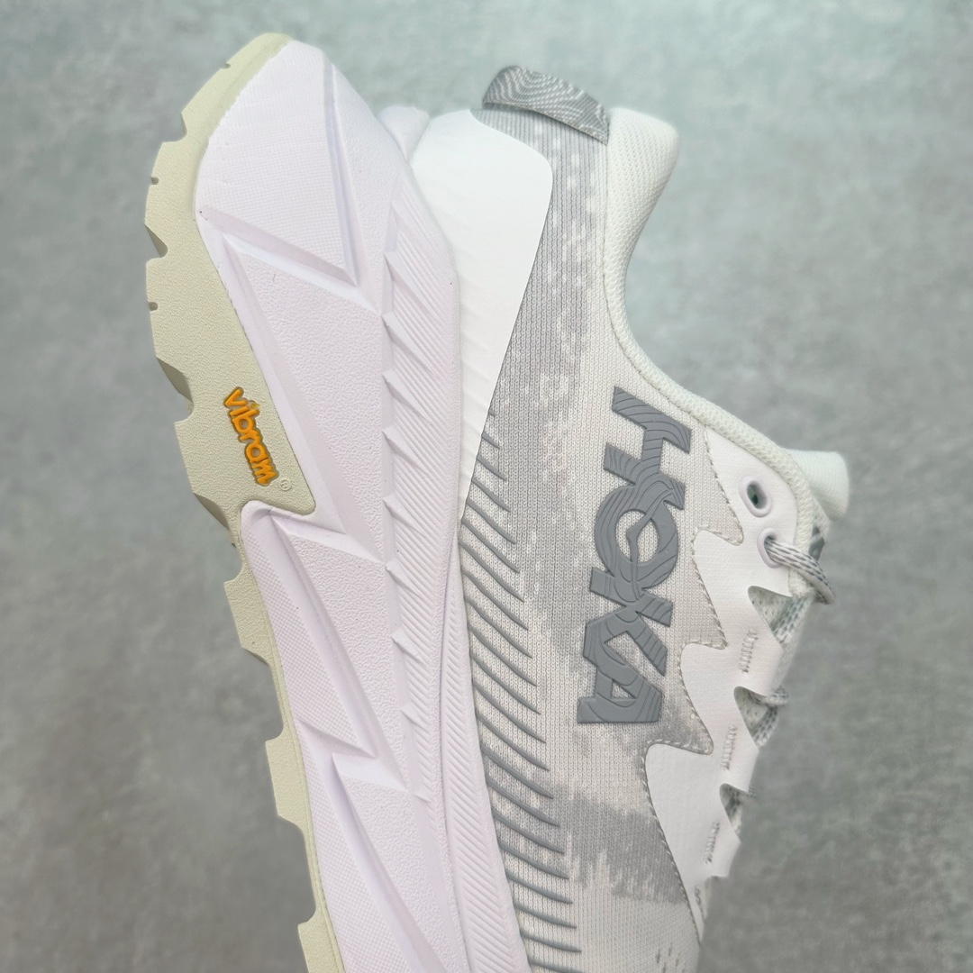 图片[6]-HOKA SKYLINE-FLOAT X 为HOKA首双搭载PeBax推进板的户外登山鞋，为近期大受欢迎的快速登山趋势打造，可同时对应越野跑与快速登山需求。90%蓖麻油提炼制造的Pebax推进版，搭配以甘蔗材质提炼的双密度EVA中底，为登山者带来源源不绝的前进能量。后跟外侧加长的Swallowtail Heel燕尾设计，同时提供上坡有感推进力、下坡步态更顺畅转换的快速登山新体验，适合想尝试轻量化登山，追求快速登山，但希望同时保持支撑推进力的族群。SKYLINE-FLOAT X使用Vibram黄金大底XS Trek复合橡胶成分，兼具耐磨与抓地力，搭配全新设计的5mm大底鞋齿与鞋纹，让克服崎岖地形更轻松，落地更稳定。 尺码：36 36.5 37.5 38 38.5 39 40 40.5 41 42 42.5 43 44 44.5 45-选品中心