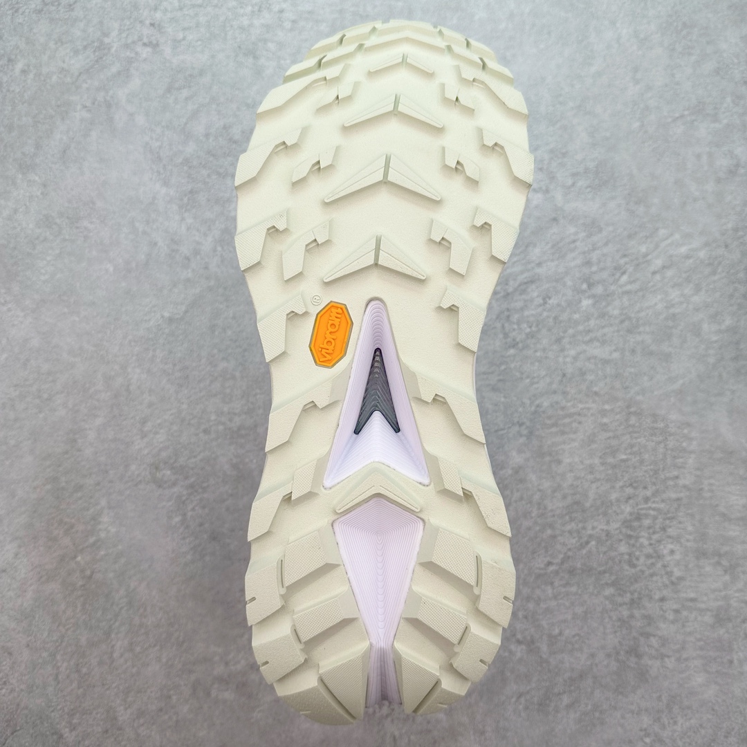 图片[9]-HOKA SKYLINE-FLOAT X 为HOKA首双搭载PeBax推进板的户外登山鞋，为近期大受欢迎的快速登山趋势打造，可同时对应越野跑与快速登山需求。90%蓖麻油提炼制造的Pebax推进版，搭配以甘蔗材质提炼的双密度EVA中底，为登山者带来源源不绝的前进能量。后跟外侧加长的Swallowtail Heel燕尾设计，同时提供上坡有感推进力、下坡步态更顺畅转换的快速登山新体验，适合想尝试轻量化登山，追求快速登山，但希望同时保持支撑推进力的族群。SKYLINE-FLOAT X使用Vibram黄金大底XS Trek复合橡胶成分，兼具耐磨与抓地力，搭配全新设计的5mm大底鞋齿与鞋纹，让克服崎岖地形更轻松，落地更稳定。 尺码：36 36.5 37.5 38 38.5 39 40 40.5 41 42 42.5 43 44 44.5 45-选品中心