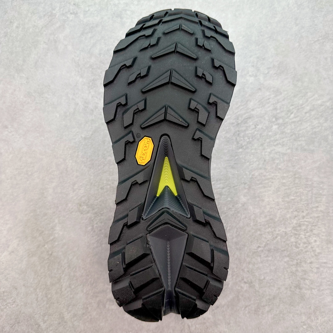 图片[9]-HOKA SKYLINE-FLOAT X 为HOKA首双搭载PeBax推进板的户外登山鞋，为近期大受欢迎的快速登山趋势打造，可同时对应越野跑与快速登山需求。90%蓖麻油提炼制造的Pebax推进版，搭配以甘蔗材质提炼的双密度EVA中底，为登山者带来源源不绝的前进能量。后跟外侧加长的Swallowtail Heel燕尾设计，同时提供上坡有感推进力、下坡步态更顺畅转换的快速登山新体验，适合想尝试轻量化登山，追求快速登山，但希望同时保持支撑推进力的族群。SKYLINE-FLOAT X使用Vibram黄金大底XS Trek复合橡胶成分，兼具耐磨与抓地力，搭配全新设计的5mm大底鞋齿与鞋纹，让克服崎岖地形更轻松，落地更稳定。 尺码：36 36.5 37.5 38 38.5 39 40 40.5 41 42 42.5 43 44 44.5 45-选品中心