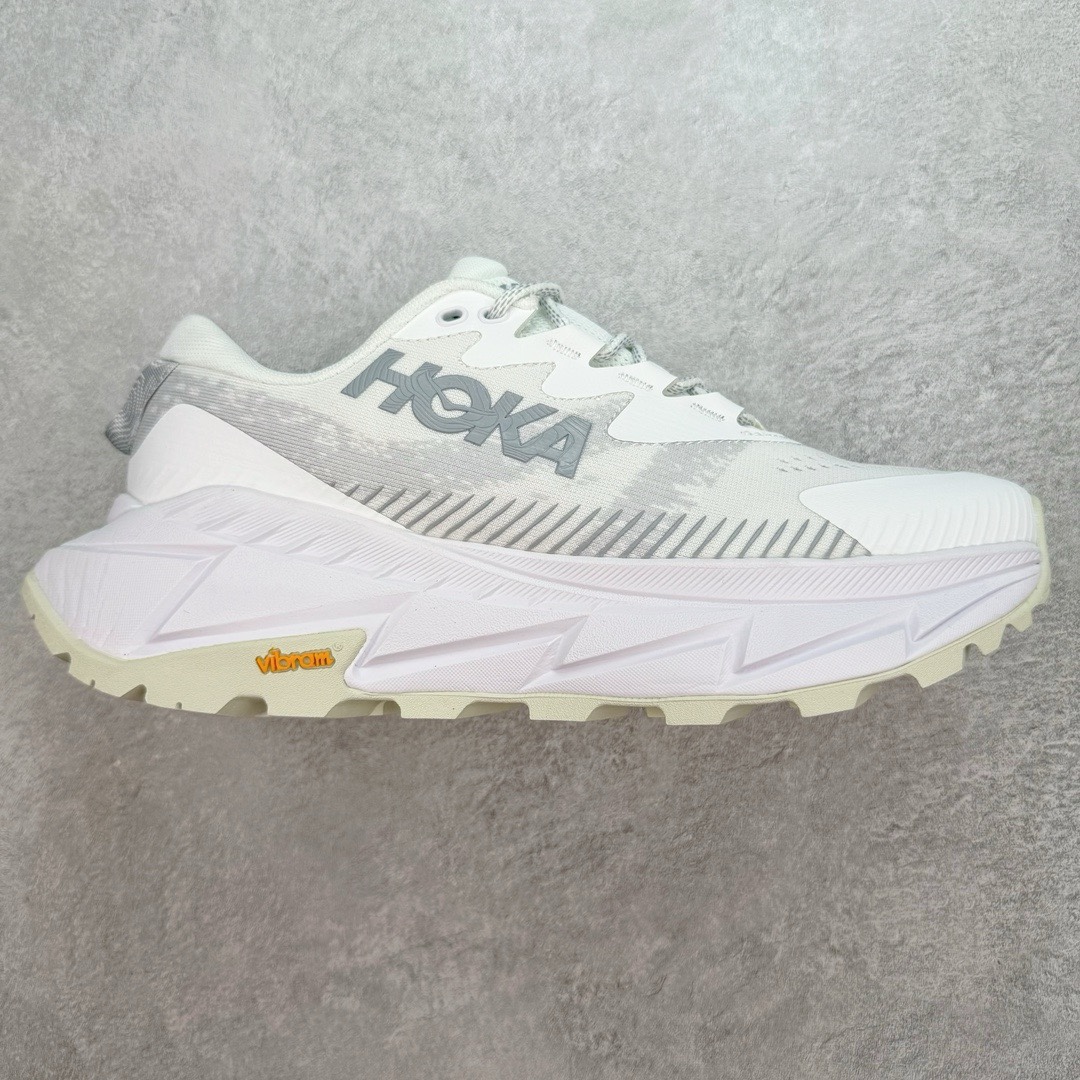 HOKA SKYLINE-FLOAT X 为HOKA首双搭载PeBax推进板的户外登山鞋，为近期大受欢迎的快速登山趋势打造，可同时对应越野跑与快速登山需求。90%蓖麻油提炼制造的Pebax推进版，搭配以甘蔗材质提炼的双密度EVA中底，为登山者带来源源不绝的前进能量。后跟外侧加长的Swallowtail Heel燕尾设计，同时提供上坡有感推进力、下坡步态更顺畅转换的快速登山新体验，适合想尝试轻量化登山，追求快速登山，但希望同时保持支撑推进力的族群。SKYLINE-FLOAT X使用Vibram黄金大底XS Trek复合橡胶成分，兼具耐磨与抓地力，搭配全新设计的5mm大底鞋齿与鞋纹，让克服崎岖地形更轻松，落地更稳定。 尺码：36 36.5 37.5 38 38.5 39 40 40.5 41 42 42.5 43 44 44.5 45-选品中心