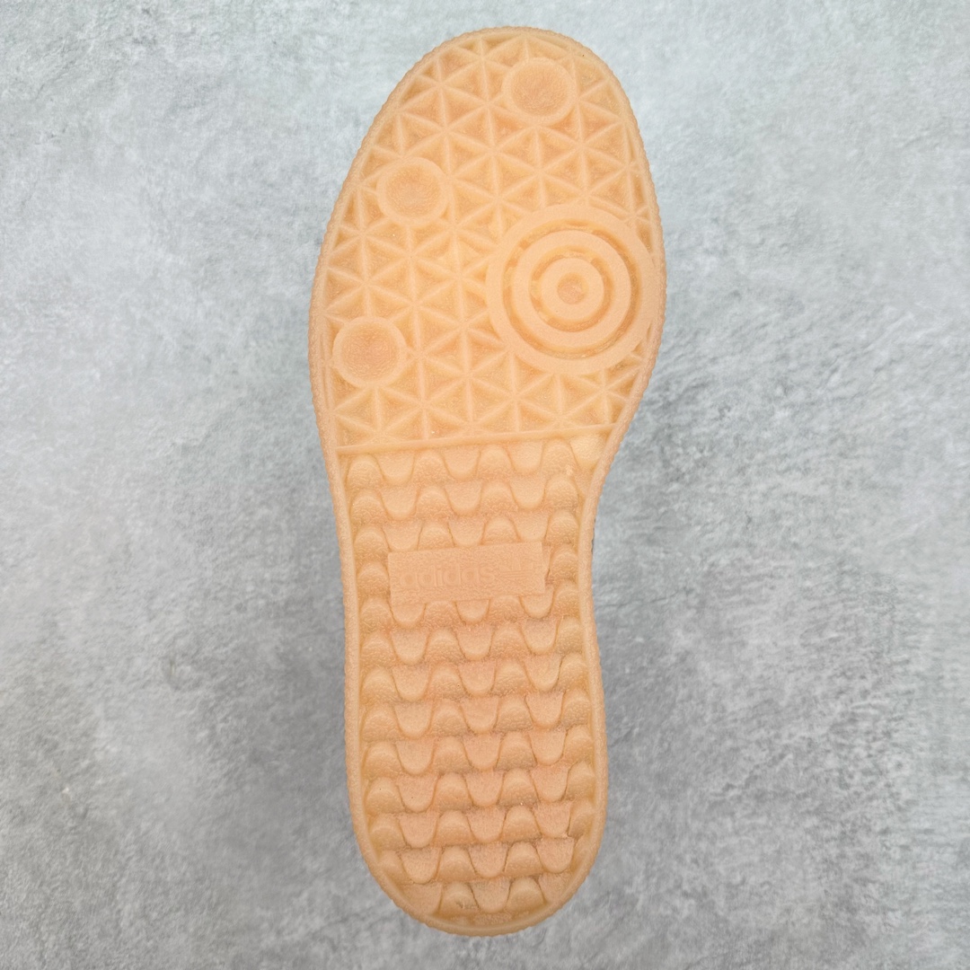 图片[9]-AD Samba XLG 桑巴舞加大厚底版系列德训风百搭松糕休闲运动板鞋生胶底 IG1947 自Originals Samba成功借势Blokecore风潮一跃成为街头巷尾的焦点鞋款后,不论是围绕Samba本身打造的各式「变种版本」,还是以Samba为蓝本打造联名鞋款,都成为了时尚潮流人士日常穿搭首选。Samba XLG是adidas Originals不断扩展XLG系列的一部分,旨在与年轻文化相契合,迎合那些希望通过个性时尚表达自我而不愿牺牲舒适度的年轻群体。街头时尚领域的Gen Z特别偏爱宽松的穿着风格。Samba XLG针对这一点做了创新。它在延续Samba OG经典设计的基础上,迎合年轻群体的穿着习惯,重塑为宽大的鞋身比例轮廓以及加厚中底,让消费者轻松展示自己独特的风格。全新的Samba XLG系列不仅迎合了当下年轻群体的穿搭习惯,加宽了鞋身比例以及将中底进一步增厚,在视觉比例上更加饱满,同时还保留了经典Samba的细节,这样一来,鞋迷朋友在穿搭上不仅能更加个性化,而且还能延续一定的复古感受。尺码：36 36⅔ 37⅓ 38 38⅔ 39⅓ 40 40⅔ 41⅓ 42 42⅔ 43⅓ 44 45-选品中心