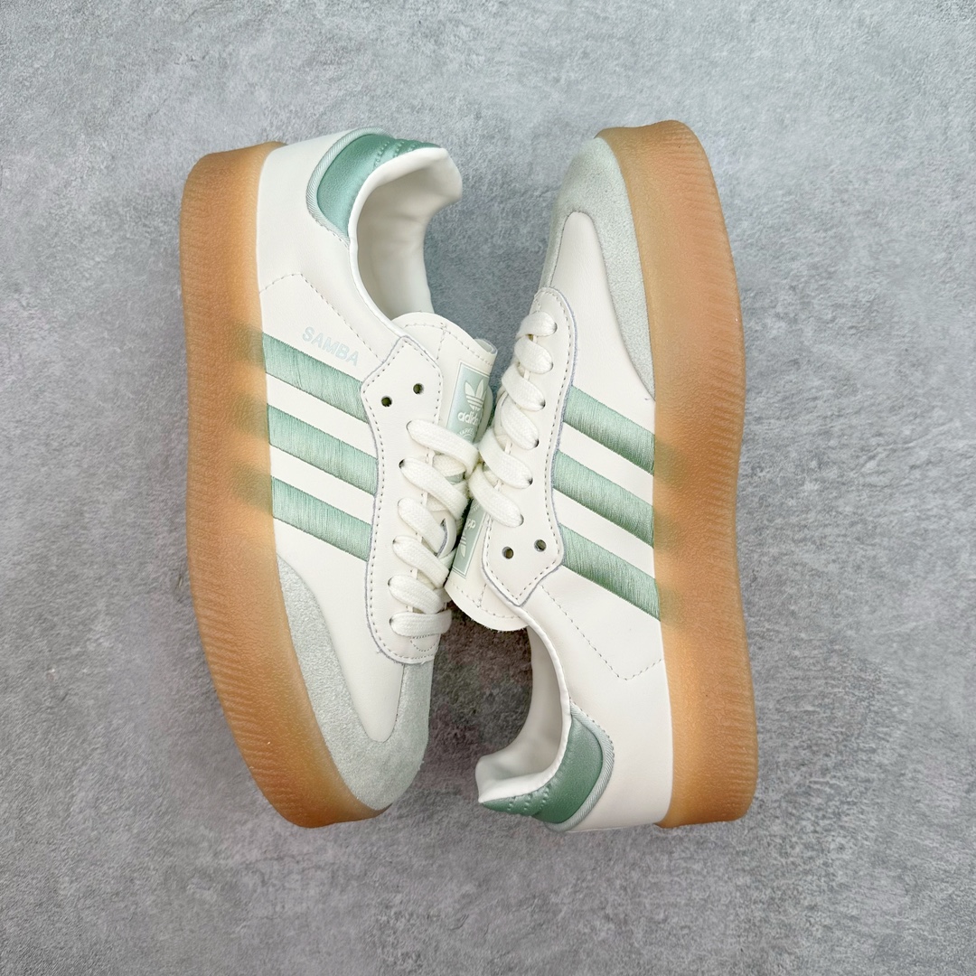 图片[3]-AD Samba XLG 桑巴舞加大厚底版系列德训风百搭松糕休闲运动板鞋生胶底 IG1947 自Originals Samba成功借势Blokecore风潮一跃成为街头巷尾的焦点鞋款后,不论是围绕Samba本身打造的各式「变种版本」,还是以Samba为蓝本打造联名鞋款,都成为了时尚潮流人士日常穿搭首选。Samba XLG是adidas Originals不断扩展XLG系列的一部分,旨在与年轻文化相契合,迎合那些希望通过个性时尚表达自我而不愿牺牲舒适度的年轻群体。街头时尚领域的Gen Z特别偏爱宽松的穿着风格。Samba XLG针对这一点做了创新。它在延续Samba OG经典设计的基础上,迎合年轻群体的穿着习惯,重塑为宽大的鞋身比例轮廓以及加厚中底,让消费者轻松展示自己独特的风格。全新的Samba XLG系列不仅迎合了当下年轻群体的穿搭习惯,加宽了鞋身比例以及将中底进一步增厚,在视觉比例上更加饱满,同时还保留了经典Samba的细节,这样一来,鞋迷朋友在穿搭上不仅能更加个性化,而且还能延续一定的复古感受。尺码：36 36⅔ 37⅓ 38 38⅔ 39⅓ 40 40⅔ 41⅓ 42 42⅔ 43⅓ 44 45-选品中心