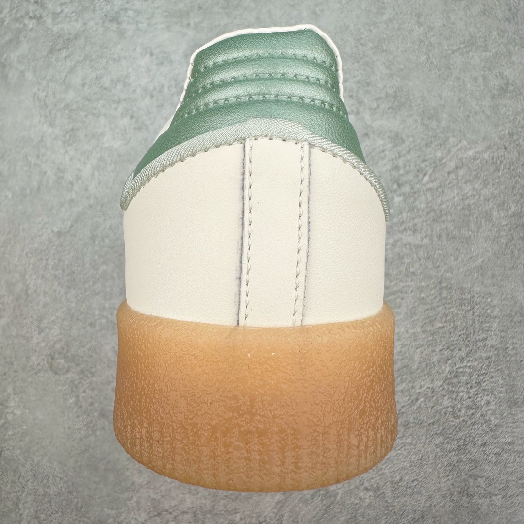 图片[8]-AD Samba XLG 桑巴舞加大厚底版系列德训风百搭松糕休闲运动板鞋生胶底 IG1947 自Originals Samba成功借势Blokecore风潮一跃成为街头巷尾的焦点鞋款后,不论是围绕Samba本身打造的各式「变种版本」,还是以Samba为蓝本打造联名鞋款,都成为了时尚潮流人士日常穿搭首选。Samba XLG是adidas Originals不断扩展XLG系列的一部分,旨在与年轻文化相契合,迎合那些希望通过个性时尚表达自我而不愿牺牲舒适度的年轻群体。街头时尚领域的Gen Z特别偏爱宽松的穿着风格。Samba XLG针对这一点做了创新。它在延续Samba OG经典设计的基础上,迎合年轻群体的穿着习惯,重塑为宽大的鞋身比例轮廓以及加厚中底,让消费者轻松展示自己独特的风格。全新的Samba XLG系列不仅迎合了当下年轻群体的穿搭习惯,加宽了鞋身比例以及将中底进一步增厚,在视觉比例上更加饱满,同时还保留了经典Samba的细节,这样一来,鞋迷朋友在穿搭上不仅能更加个性化,而且还能延续一定的复古感受。尺码：36 36⅔ 37⅓ 38 38⅔ 39⅓ 40 40⅔ 41⅓ 42 42⅔ 43⅓ 44 45-选品中心