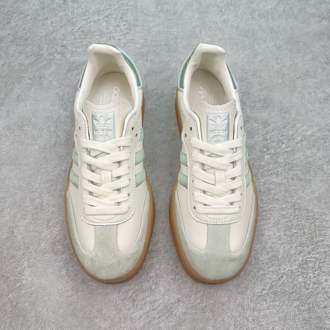 图片[2]-AD Samba XLG 桑巴舞加大厚底版系列德训风百搭松糕休闲运动板鞋生胶底 IG1947 自Originals Samba成功借势Blokecore风潮一跃成为街头巷尾的焦点鞋款后,不论是围绕Samba本身打造的各式「变种版本」,还是以Samba为蓝本打造联名鞋款,都成为了时尚潮流人士日常穿搭首选。Samba XLG是adidas Originals不断扩展XLG系列的一部分,旨在与年轻文化相契合,迎合那些希望通过个性时尚表达自我而不愿牺牲舒适度的年轻群体。街头时尚领域的Gen Z特别偏爱宽松的穿着风格。Samba XLG针对这一点做了创新。它在延续Samba OG经典设计的基础上,迎合年轻群体的穿着习惯,重塑为宽大的鞋身比例轮廓以及加厚中底,让消费者轻松展示自己独特的风格。全新的Samba XLG系列不仅迎合了当下年轻群体的穿搭习惯,加宽了鞋身比例以及将中底进一步增厚,在视觉比例上更加饱满,同时还保留了经典Samba的细节,这样一来,鞋迷朋友在穿搭上不仅能更加个性化,而且还能延续一定的复古感受。尺码：36 36⅔ 37⅓ 38 38⅔ 39⅓ 40 40⅔ 41⅓ 42 42⅔ 43⅓ 44 45-选品中心