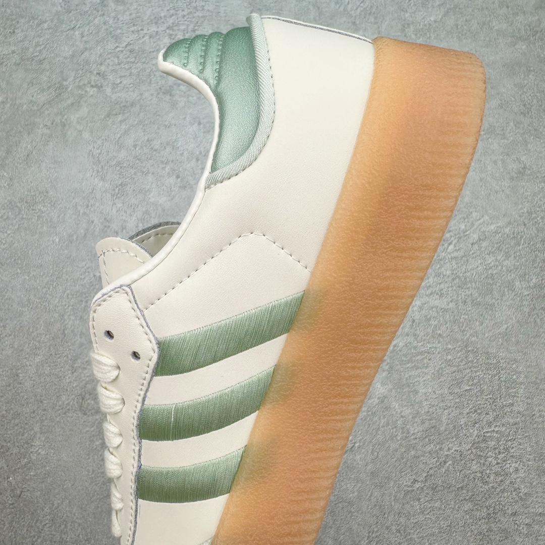 图片[7]-AD Samba XLG 桑巴舞加大厚底版系列德训风百搭松糕休闲运动板鞋生胶底 IG1947 自Originals Samba成功借势Blokecore风潮一跃成为街头巷尾的焦点鞋款后,不论是围绕Samba本身打造的各式「变种版本」,还是以Samba为蓝本打造联名鞋款,都成为了时尚潮流人士日常穿搭首选。Samba XLG是adidas Originals不断扩展XLG系列的一部分,旨在与年轻文化相契合,迎合那些希望通过个性时尚表达自我而不愿牺牲舒适度的年轻群体。街头时尚领域的Gen Z特别偏爱宽松的穿着风格。Samba XLG针对这一点做了创新。它在延续Samba OG经典设计的基础上,迎合年轻群体的穿着习惯,重塑为宽大的鞋身比例轮廓以及加厚中底,让消费者轻松展示自己独特的风格。全新的Samba XLG系列不仅迎合了当下年轻群体的穿搭习惯,加宽了鞋身比例以及将中底进一步增厚,在视觉比例上更加饱满,同时还保留了经典Samba的细节,这样一来,鞋迷朋友在穿搭上不仅能更加个性化,而且还能延续一定的复古感受。尺码：36 36⅔ 37⅓ 38 38⅔ 39⅓ 40 40⅔ 41⅓ 42 42⅔ 43⅓ 44 45-选品中心