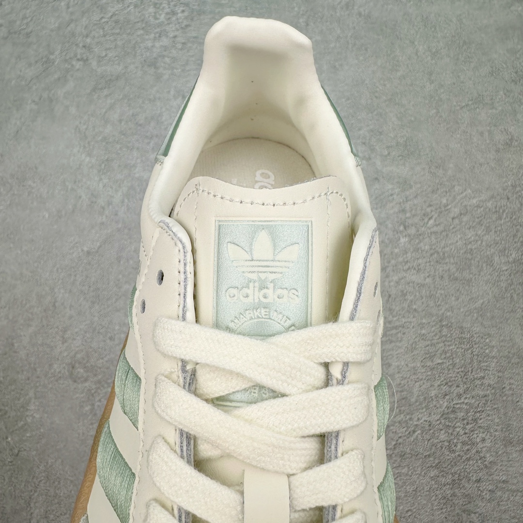 图片[5]-AD Samba XLG 桑巴舞加大厚底版系列德训风百搭松糕休闲运动板鞋生胶底 IG1947 自Originals Samba成功借势Blokecore风潮一跃成为街头巷尾的焦点鞋款后,不论是围绕Samba本身打造的各式「变种版本」,还是以Samba为蓝本打造联名鞋款,都成为了时尚潮流人士日常穿搭首选。Samba XLG是adidas Originals不断扩展XLG系列的一部分,旨在与年轻文化相契合,迎合那些希望通过个性时尚表达自我而不愿牺牲舒适度的年轻群体。街头时尚领域的Gen Z特别偏爱宽松的穿着风格。Samba XLG针对这一点做了创新。它在延续Samba OG经典设计的基础上,迎合年轻群体的穿着习惯,重塑为宽大的鞋身比例轮廓以及加厚中底,让消费者轻松展示自己独特的风格。全新的Samba XLG系列不仅迎合了当下年轻群体的穿搭习惯,加宽了鞋身比例以及将中底进一步增厚,在视觉比例上更加饱满,同时还保留了经典Samba的细节,这样一来,鞋迷朋友在穿搭上不仅能更加个性化,而且还能延续一定的复古感受。尺码：36 36⅔ 37⅓ 38 38⅔ 39⅓ 40 40⅔ 41⅓ 42 42⅔ 43⅓ 44 45-选品中心