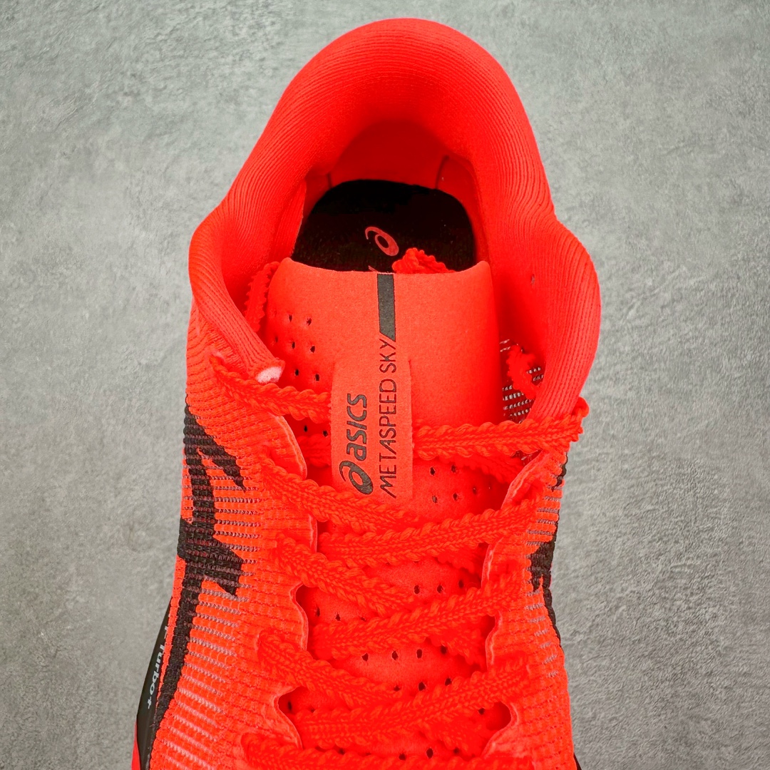 图片[5]-Asics Metaspeed Sky 亚瑟士全面进化版竞速马拉松系列低帮轻量透气缓震休闲运动跑步鞋 这款Magic Speed跑鞋使用了亚瑟士的多项跑鞋科技，中底为2020年才出现在大众视野的FF Blast，这款中底为EVA和OBC混合发泡而来，相比之前的Flytefoam中底，这款材料在缓震和回弹性能上的表现更好，更加软弹。在中底前掌位置内嵌了不对称的碳板结构，这个碳板不是为了推进的目的，而是让前掌不要形变，维持前掌弧度，保证GuideSole科技在跑步过程中发挥作用。尺码：36 36.5 37.5 38 38.5 39 40 40.5 41 42 42.5 43 44 44.5 45-选品中心
