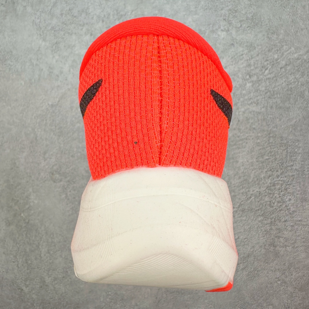 图片[8]-Asics Metaspeed Sky 亚瑟士全面进化版竞速马拉松系列低帮轻量透气缓震休闲运动跑步鞋 这款Magic Speed跑鞋使用了亚瑟士的多项跑鞋科技，中底为2020年才出现在大众视野的FF Blast，这款中底为EVA和OBC混合发泡而来，相比之前的Flytefoam中底，这款材料在缓震和回弹性能上的表现更好，更加软弹。在中底前掌位置内嵌了不对称的碳板结构，这个碳板不是为了推进的目的，而是让前掌不要形变，维持前掌弧度，保证GuideSole科技在跑步过程中发挥作用。尺码：36 36.5 37.5 38 38.5 39 40 40.5 41 42 42.5 43 44 44.5 45-选品中心