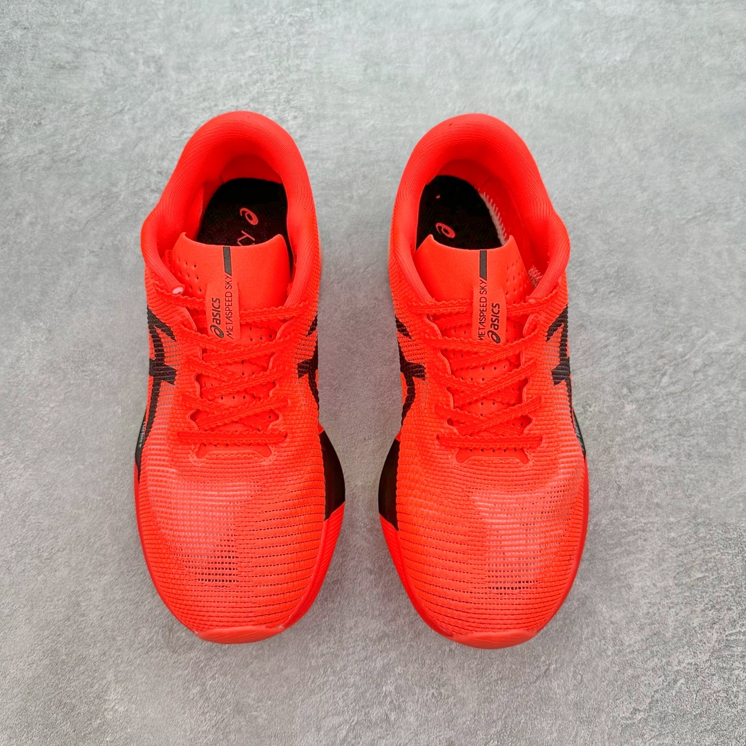图片[2]-Asics Metaspeed Sky 亚瑟士全面进化版竞速马拉松系列低帮轻量透气缓震休闲运动跑步鞋 这款Magic Speed跑鞋使用了亚瑟士的多项跑鞋科技，中底为2020年才出现在大众视野的FF Blast，这款中底为EVA和OBC混合发泡而来，相比之前的Flytefoam中底，这款材料在缓震和回弹性能上的表现更好，更加软弹。在中底前掌位置内嵌了不对称的碳板结构，这个碳板不是为了推进的目的，而是让前掌不要形变，维持前掌弧度，保证GuideSole科技在跑步过程中发挥作用。尺码：36 36.5 37.5 38 38.5 39 40 40.5 41 42 42.5 43 44 44.5 45-选品中心