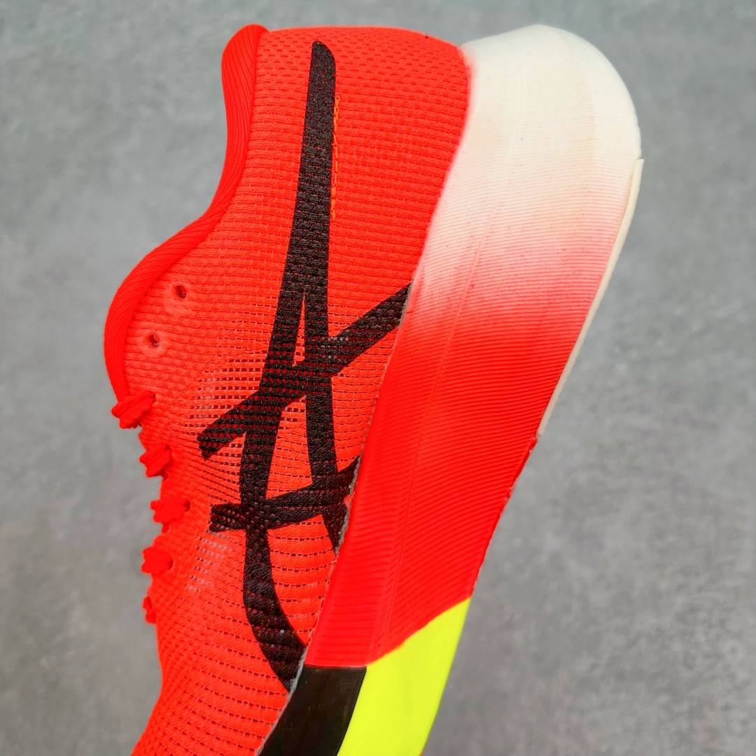 图片[7]-Asics Metaspeed Sky 亚瑟士全面进化版竞速马拉松系列低帮轻量透气缓震休闲运动跑步鞋 这款Magic Speed跑鞋使用了亚瑟士的多项跑鞋科技，中底为2020年才出现在大众视野的FF Blast，这款中底为EVA和OBC混合发泡而来，相比之前的Flytefoam中底，这款材料在缓震和回弹性能上的表现更好，更加软弹。在中底前掌位置内嵌了不对称的碳板结构，这个碳板不是为了推进的目的，而是让前掌不要形变，维持前掌弧度，保证GuideSole科技在跑步过程中发挥作用。尺码：36 36.5 37.5 38 38.5 39 40 40.5 41 42 42.5 43 44 44.5 45-选品中心